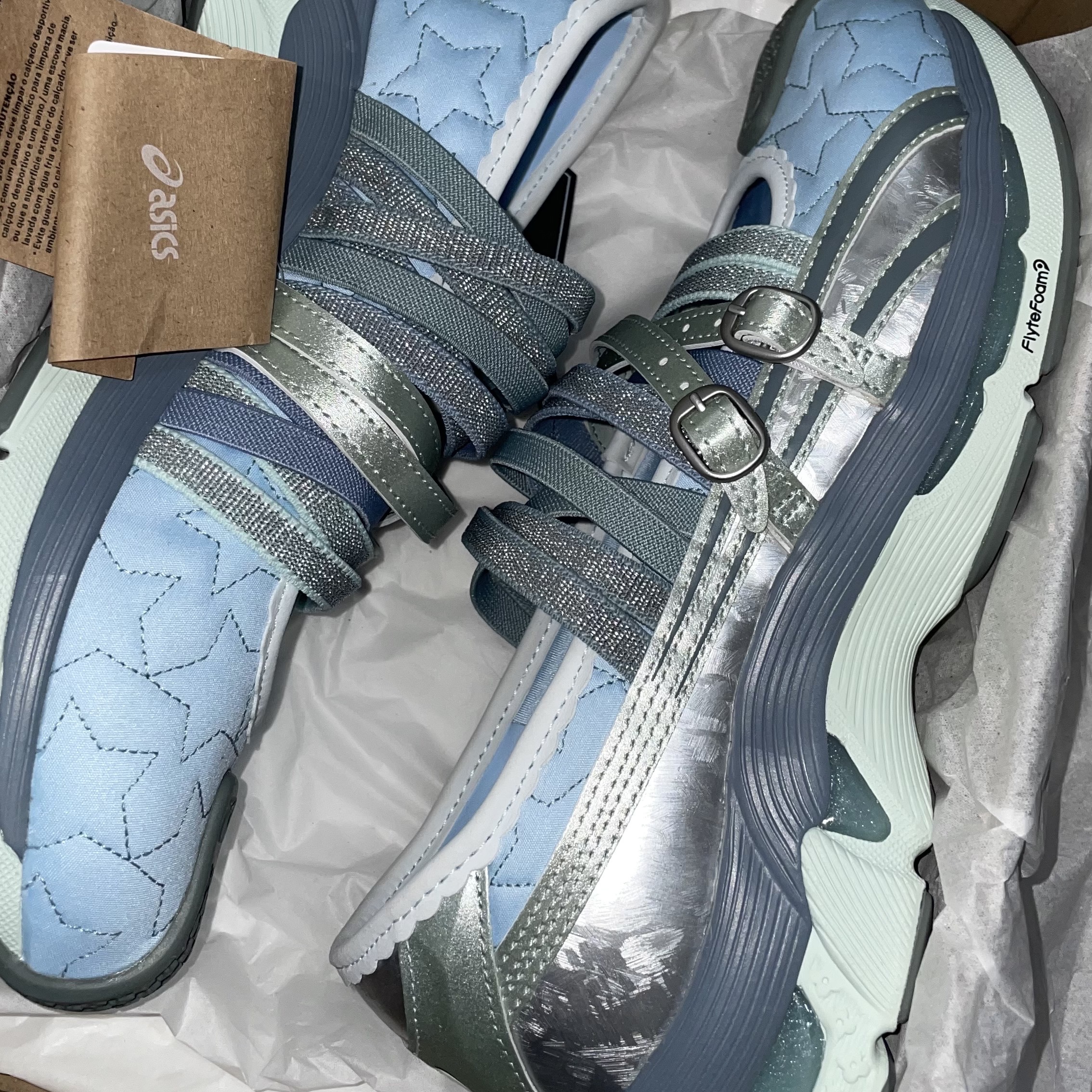 (W) Asics x Kiko Kostadinov x Heaven by Marc Jacobs Gel-Lokros Faded Denim Pale Aqua 착용 스타일 - 1