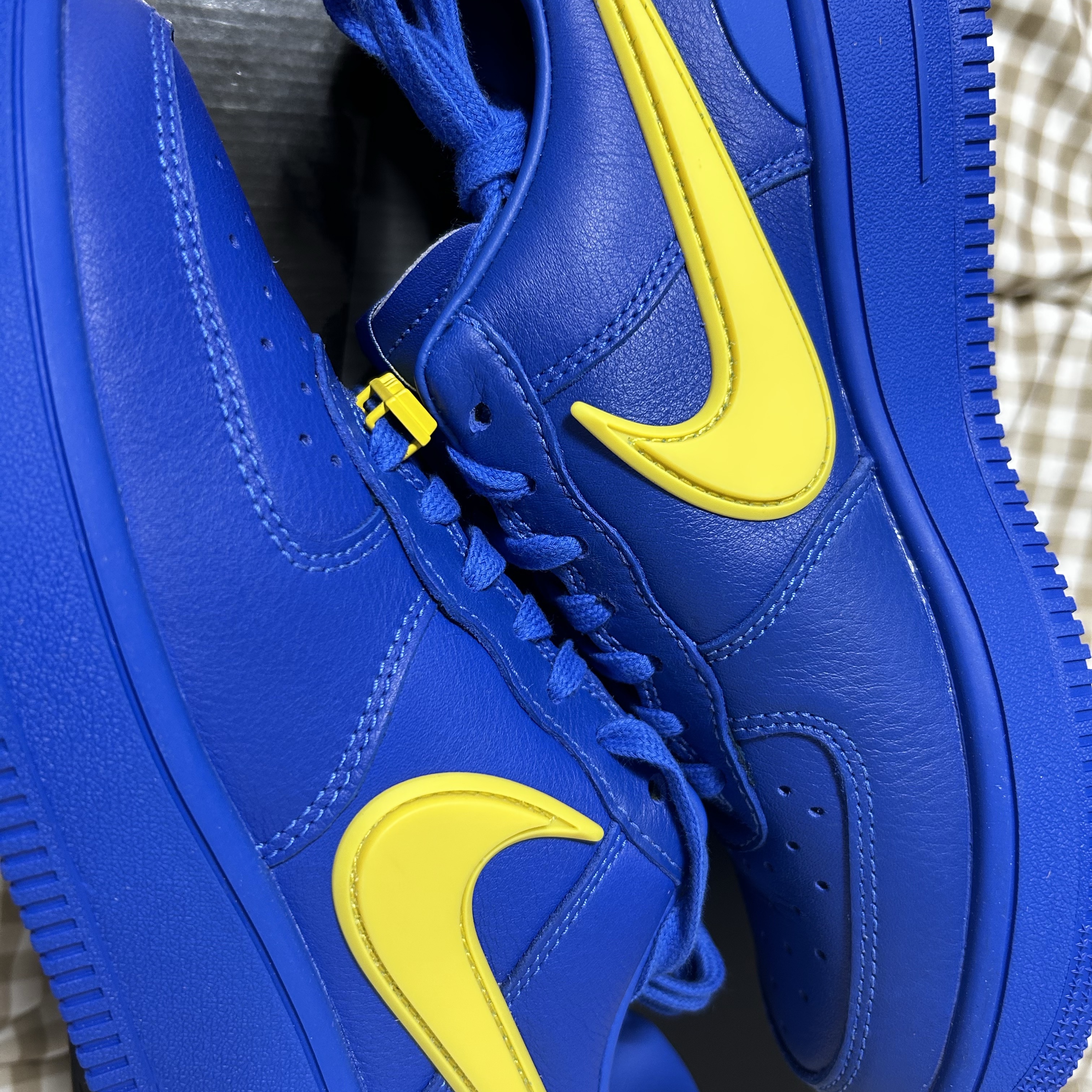 Nike x Ambush Air Force 1 Low SP Game Royal and Vivid Sulfur 착용 스타일 - 1