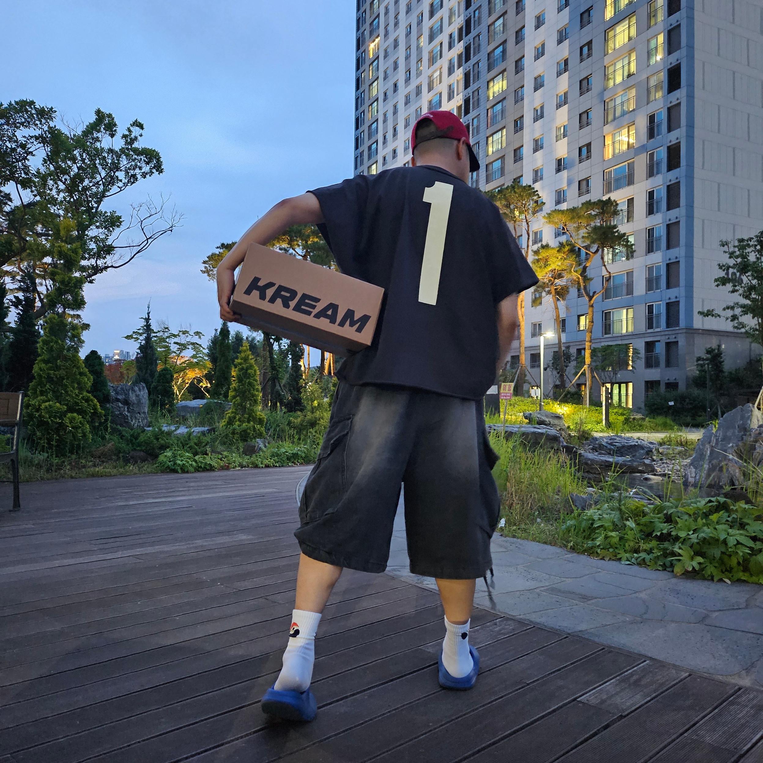 Yeezy One Box T-Shirt Black, Adidas Yeezy Slide Azure 착용 스타일