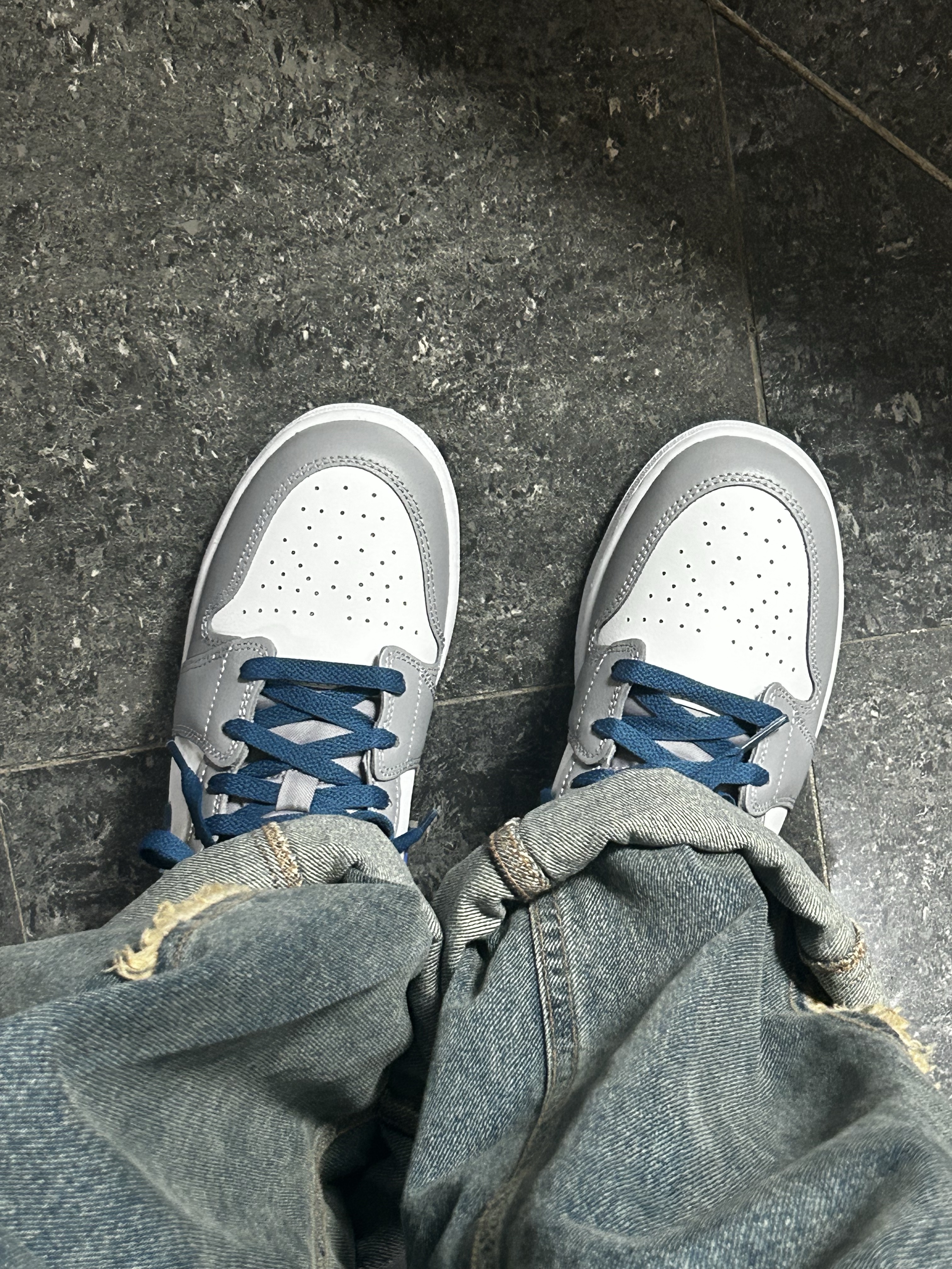 (GS) Jordan 1 Mid Cement Grey True Blue 착용 스타일 - 1