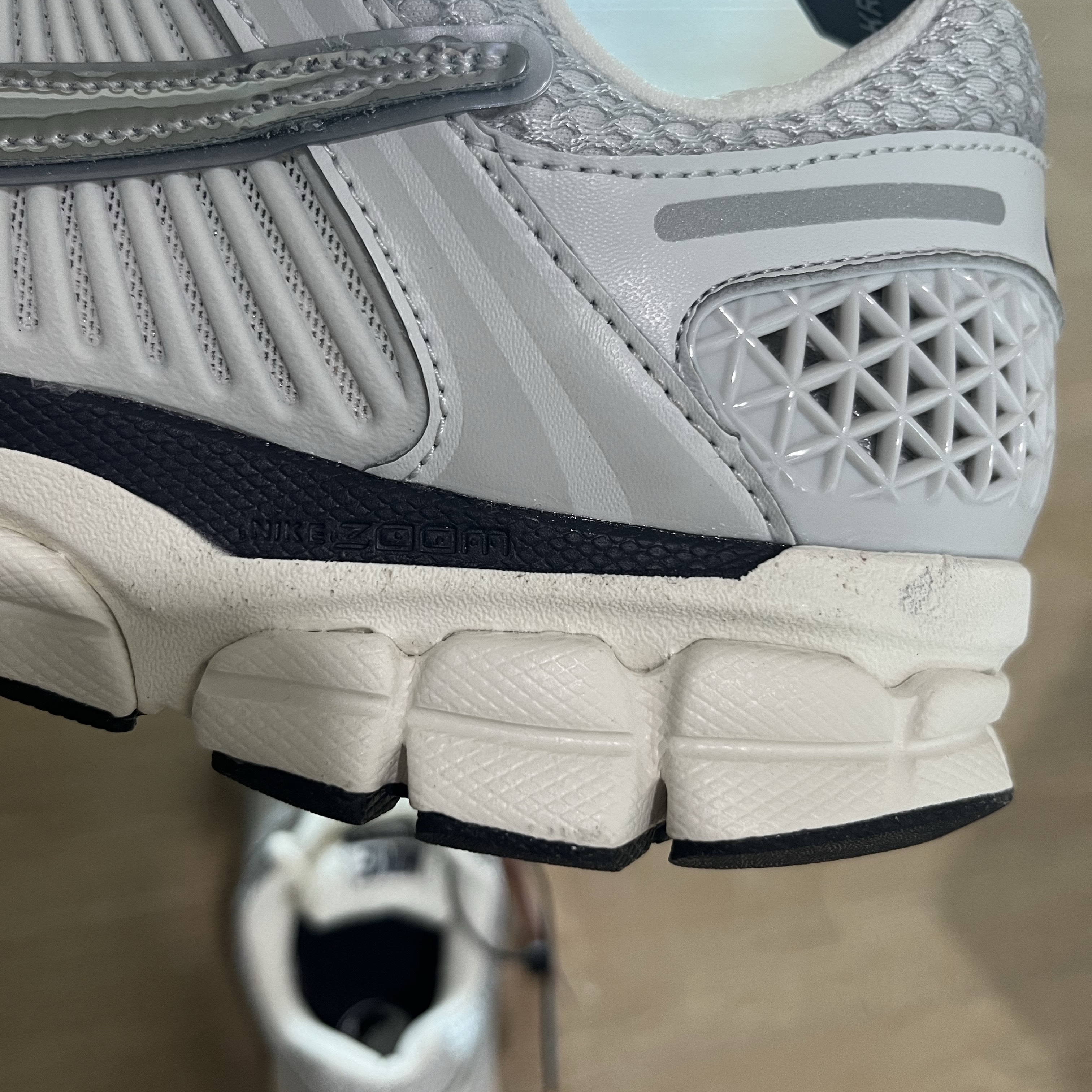 Nike Zoom Vomero 5 Photon Dust Gridiron 착용 스타일 - 1