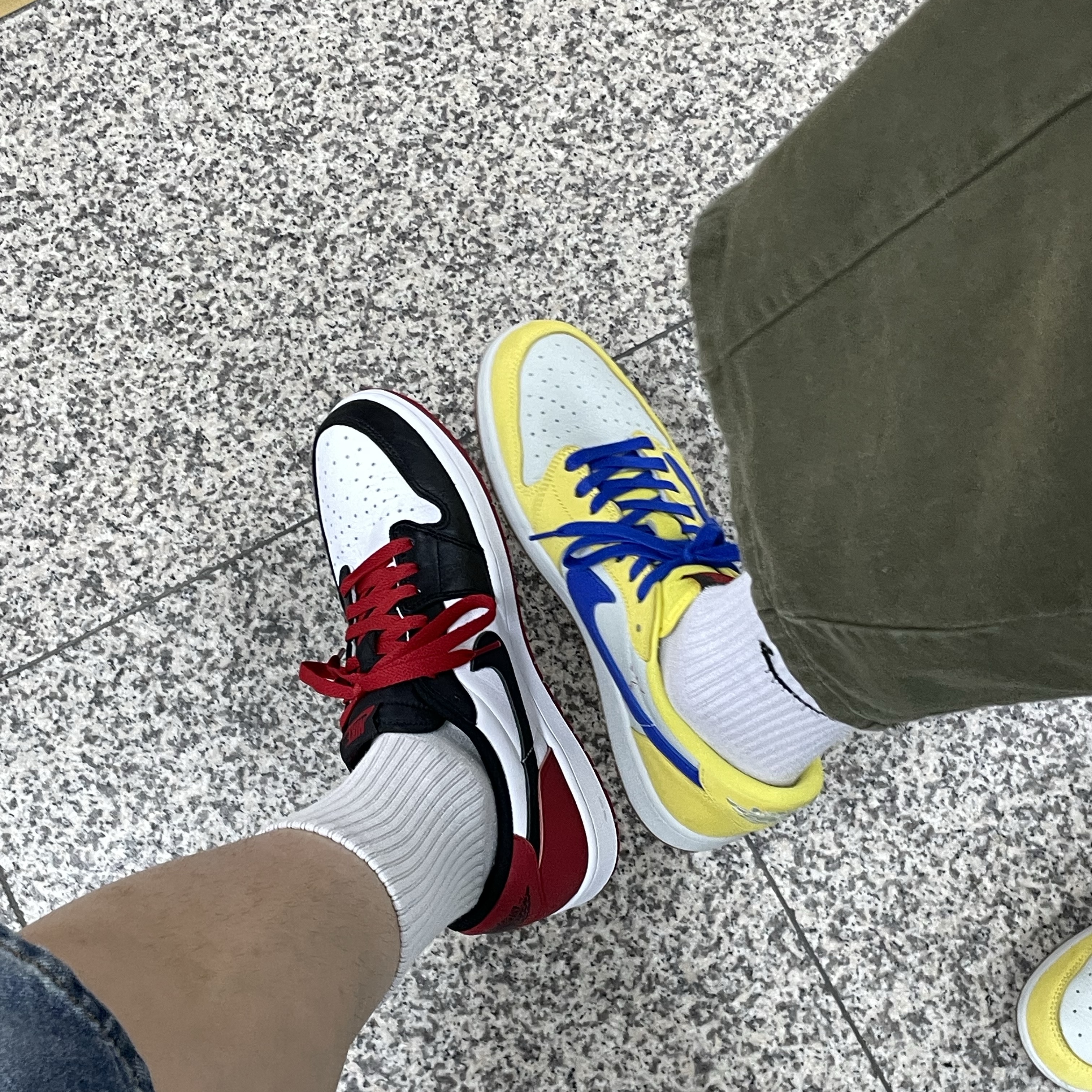 Jordan 1 Retro Low OG Black Toe, (W) Jordan 1 x Travis Scott Retro Low OG SP Canary 착용 스타일