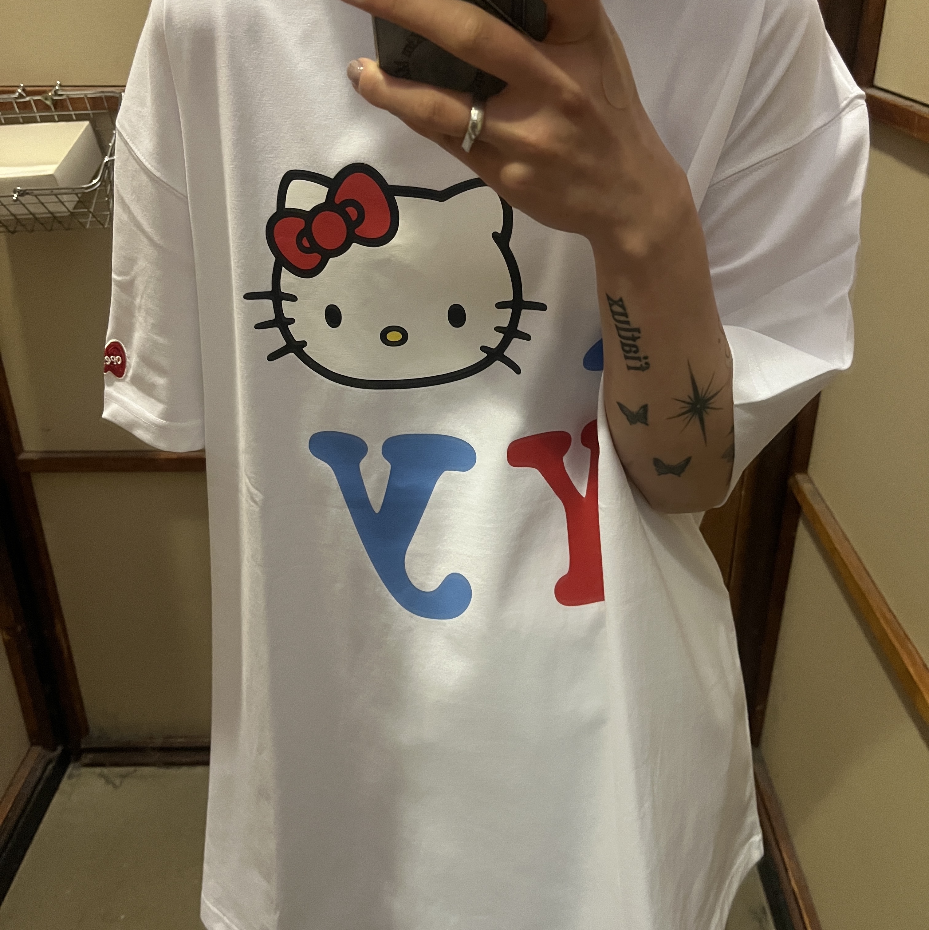 Casetify x Matin Kim iPhone Denim Pocket Magsafe Mirror Case Silver, Open Yy x Hello Kitty T-Shirt White 착용 스타일 - 3