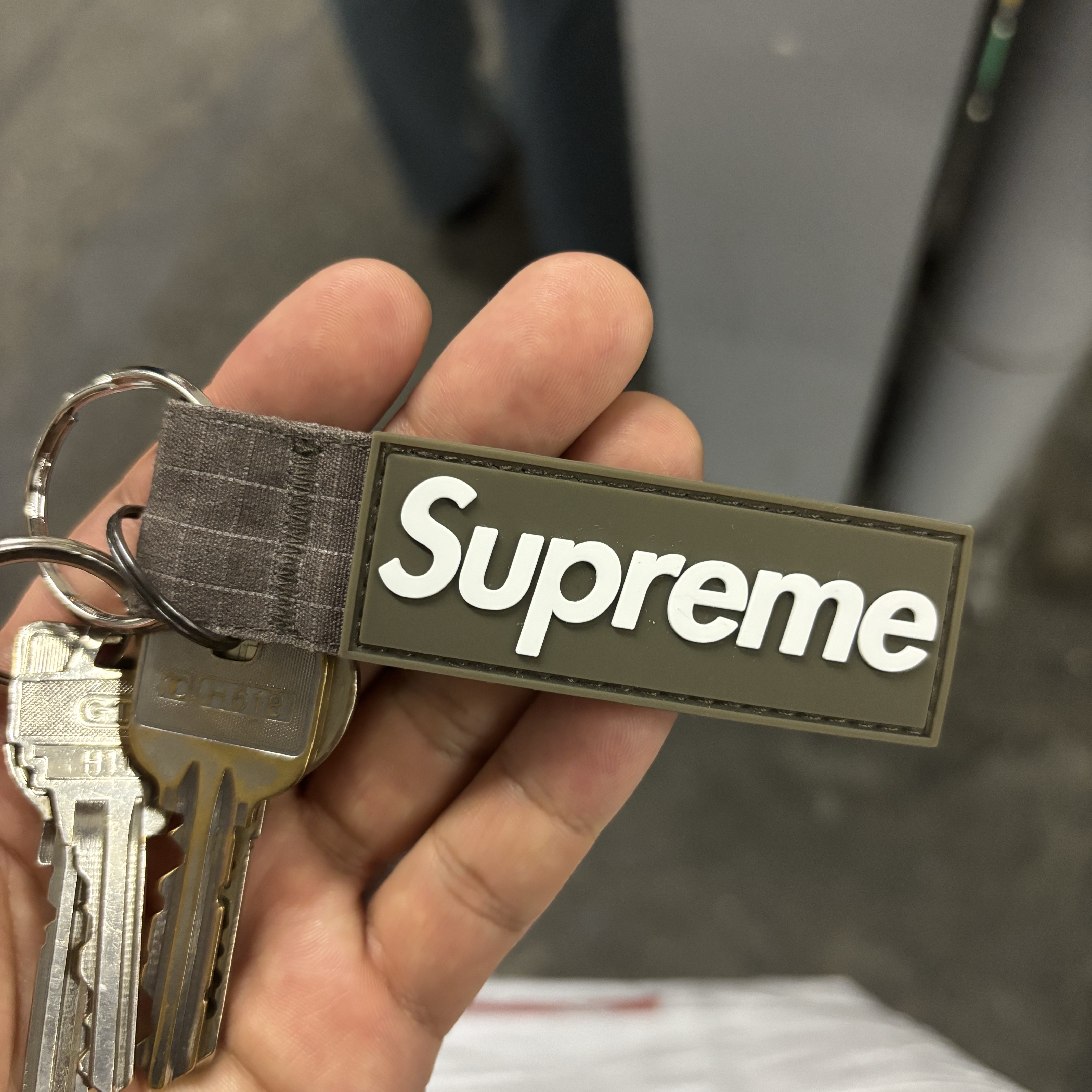 Supreme Ripstop Keychain Woodland Camo - 24SS 착용 스타일