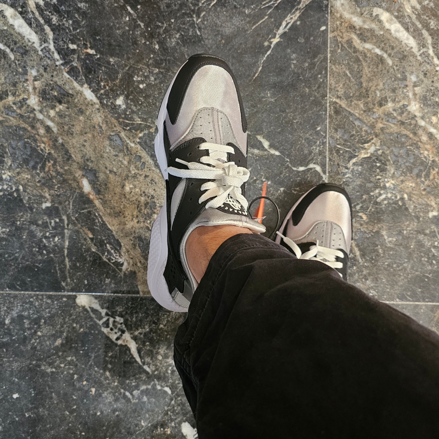 Nike Air Huarache Black White Grey 착용 스타일 - 2
