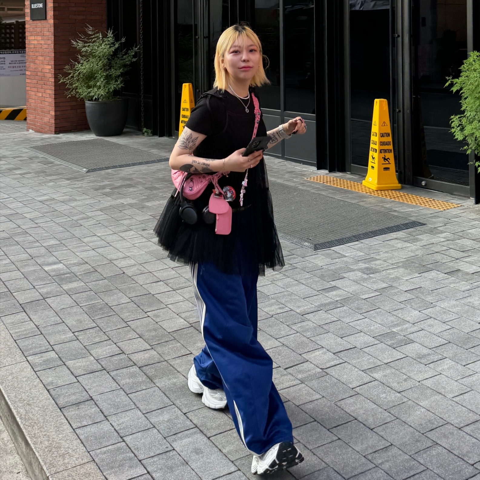 (W) Balenciaga 10XL Sneakers White Grey Silver Black, Balenciaga Arena Lambskin Le Cagole XS Shoulder Bag Pink 착용 스타일