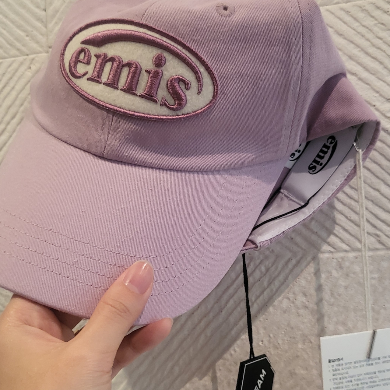 Emis Tone On Tone Wappen Ball Cap Light Purple 착용 스타일