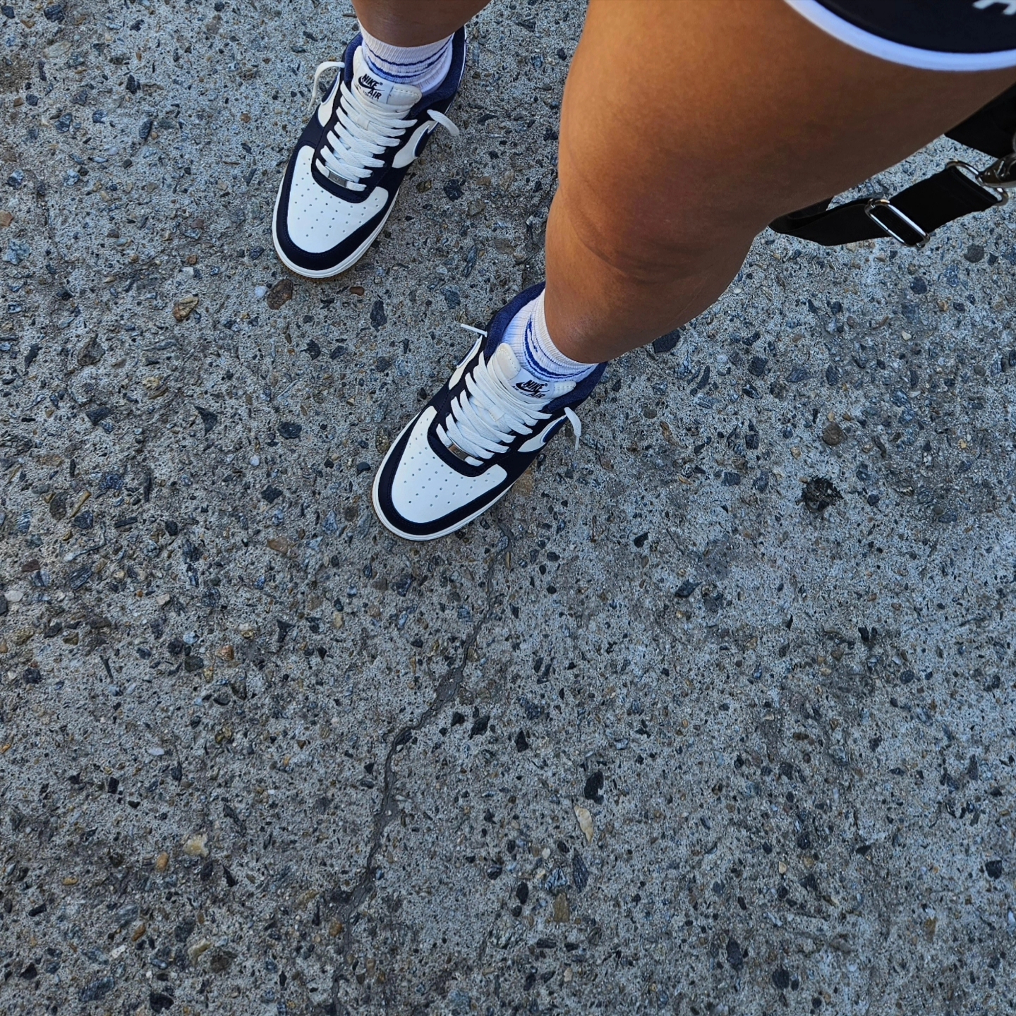 Nike Air Force 1 '07 LV8 Midnight Navy 착용 스타일