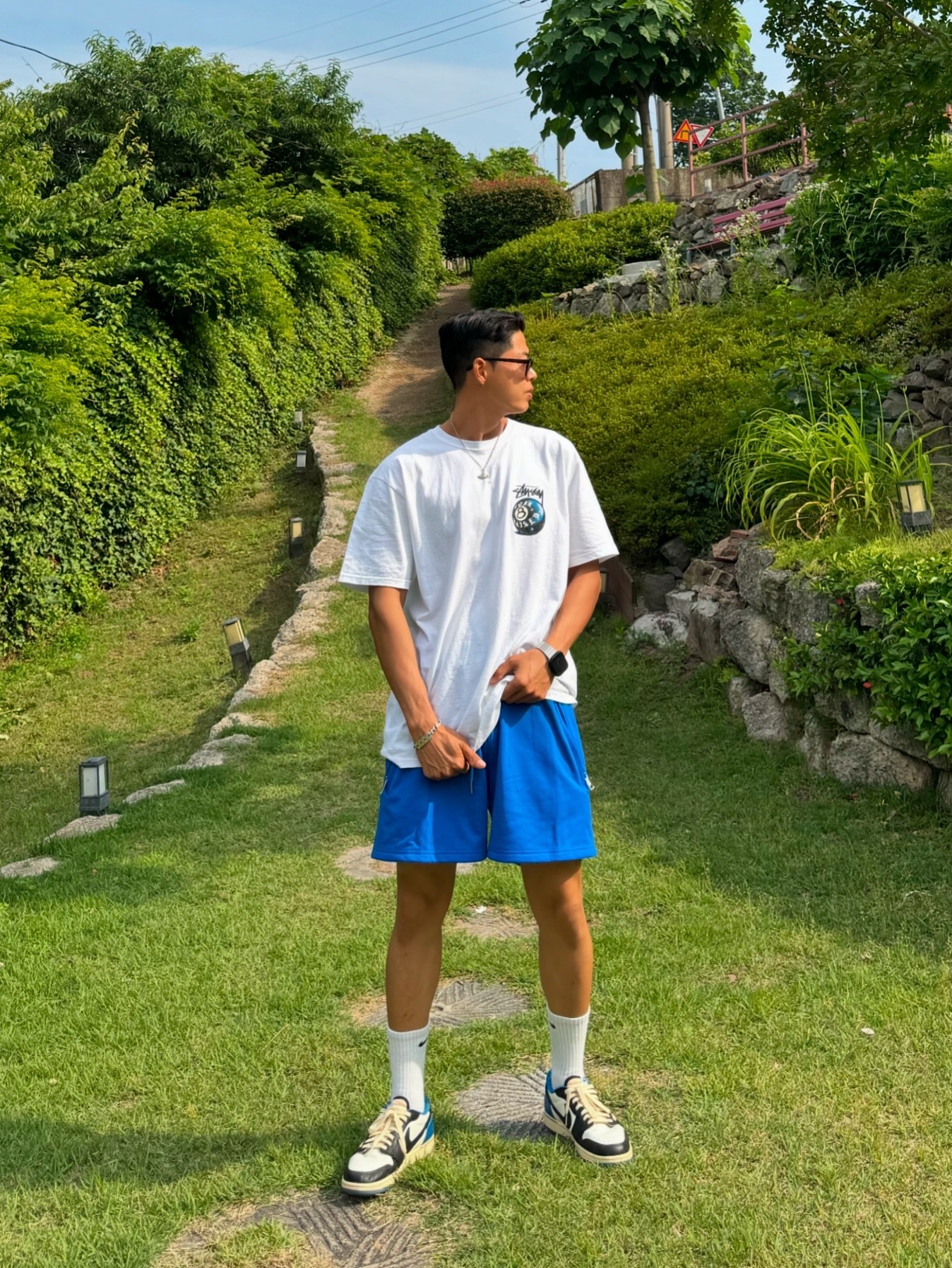 Jordan 1 x Travis Scott x Fragment Retro Low OG SP Military Blue, Stussy x Born X Raised 8 Ball T-Shirt White 착용 스타일 - 2
