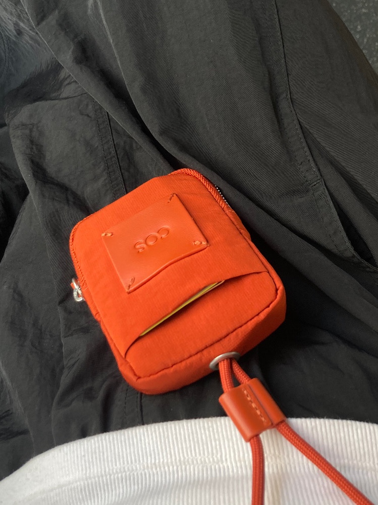 COS Mini Crossbody Pouch Nylon Red 착용 스타일 - 2
