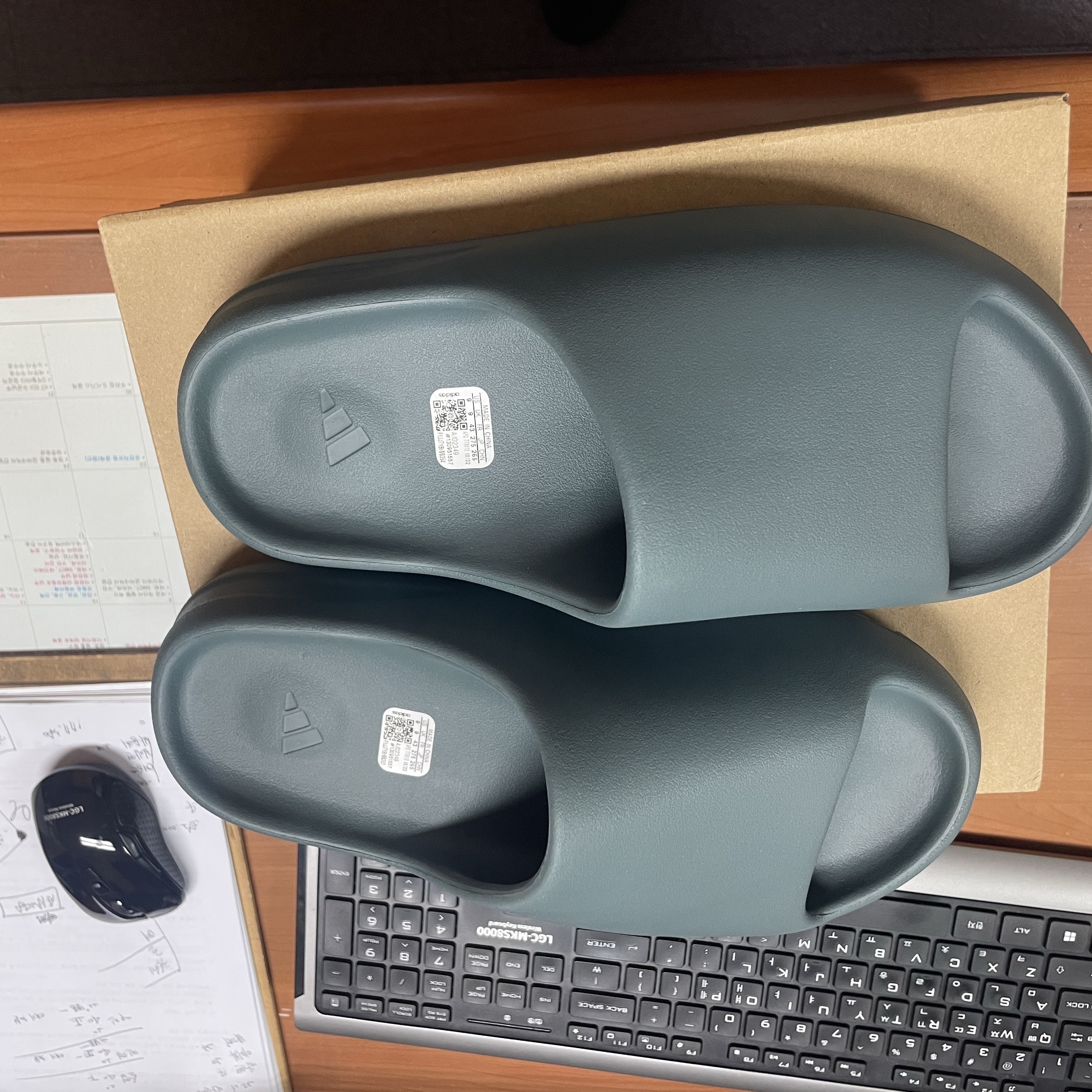 Adidas Yeezy Slide Slate Marine 착용 스타일 - 1