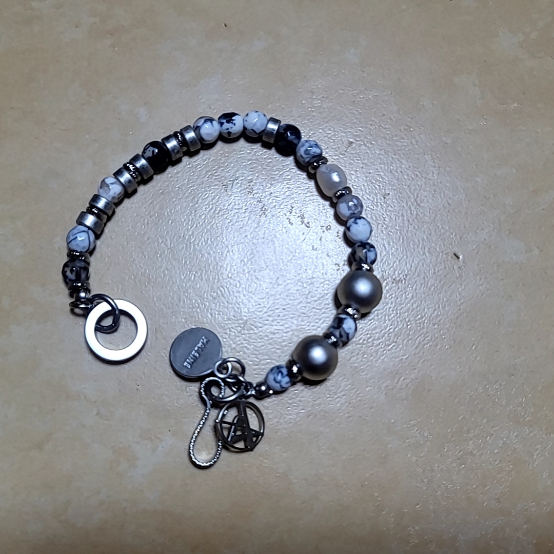Haleine Gemstone Metal Bracelet Navy (VA206) 착용 스타일
