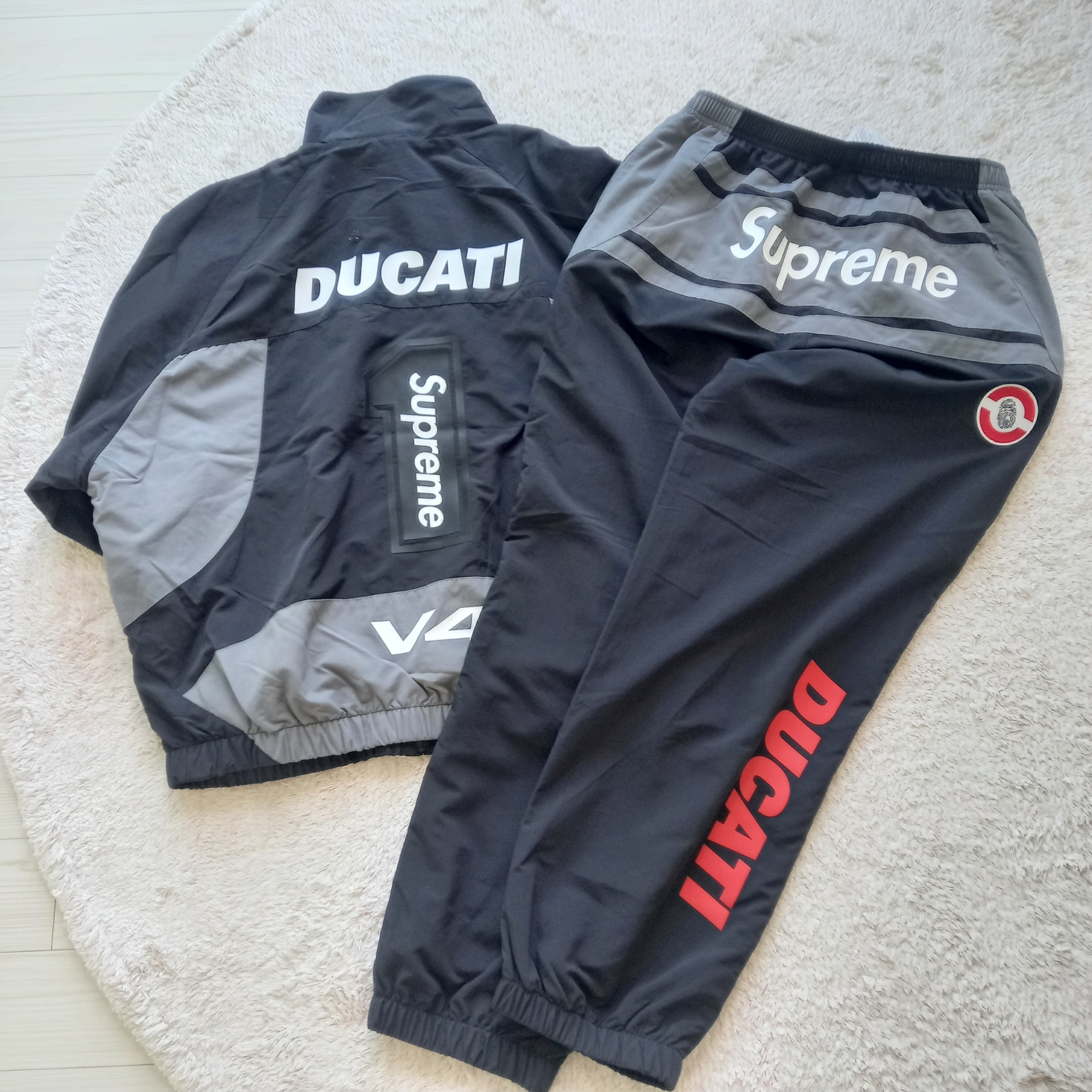 Supreme x Ducati Track Jacket Black - 24SS, Supreme x Ducati Logos T-Shirt Black - 24SS 착용 스타일 - 3