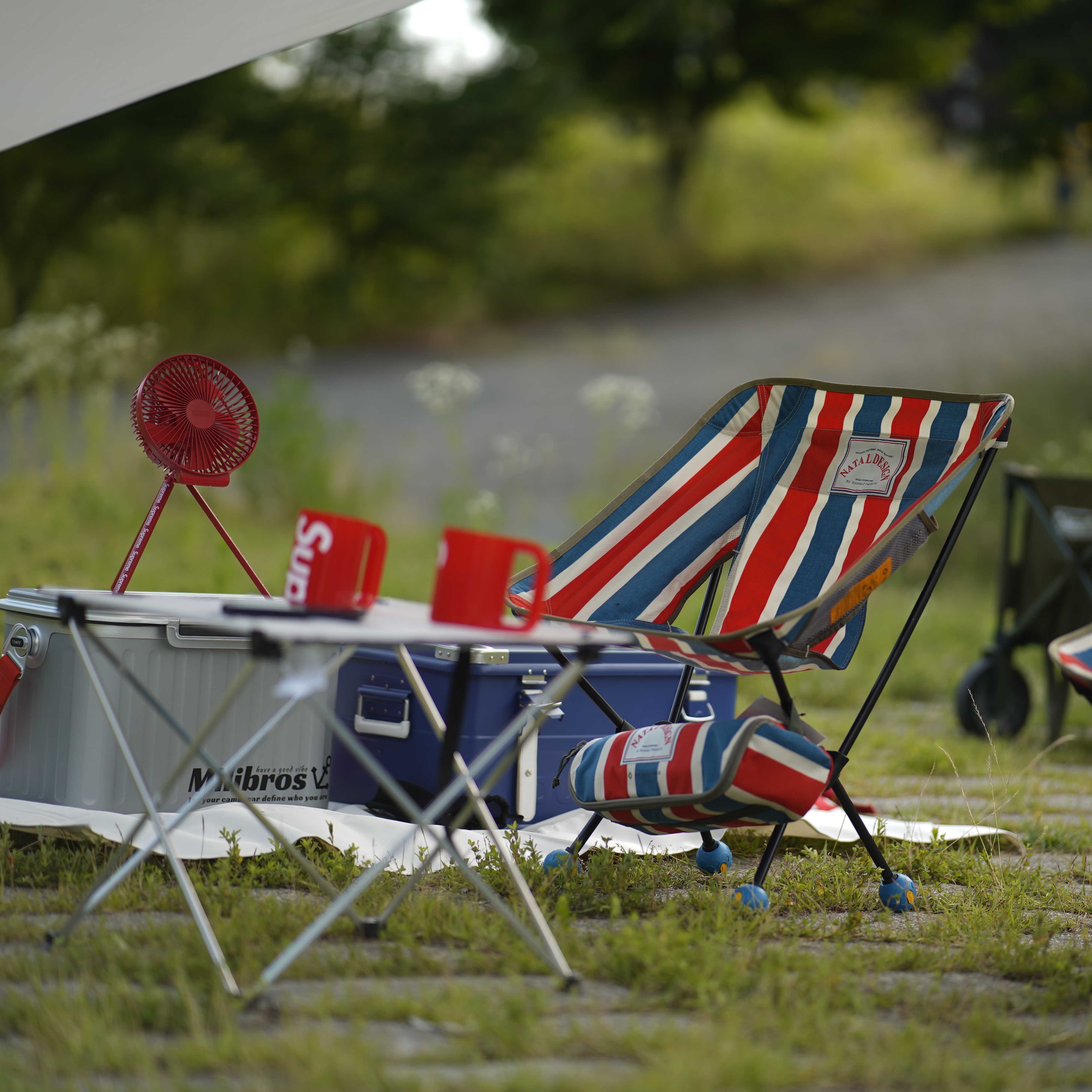Helinox x Natal Design Chair One Natal Stripe, Supreme x Cargo Container Electric Fan Red - 23FW 착용 스타일 - 2