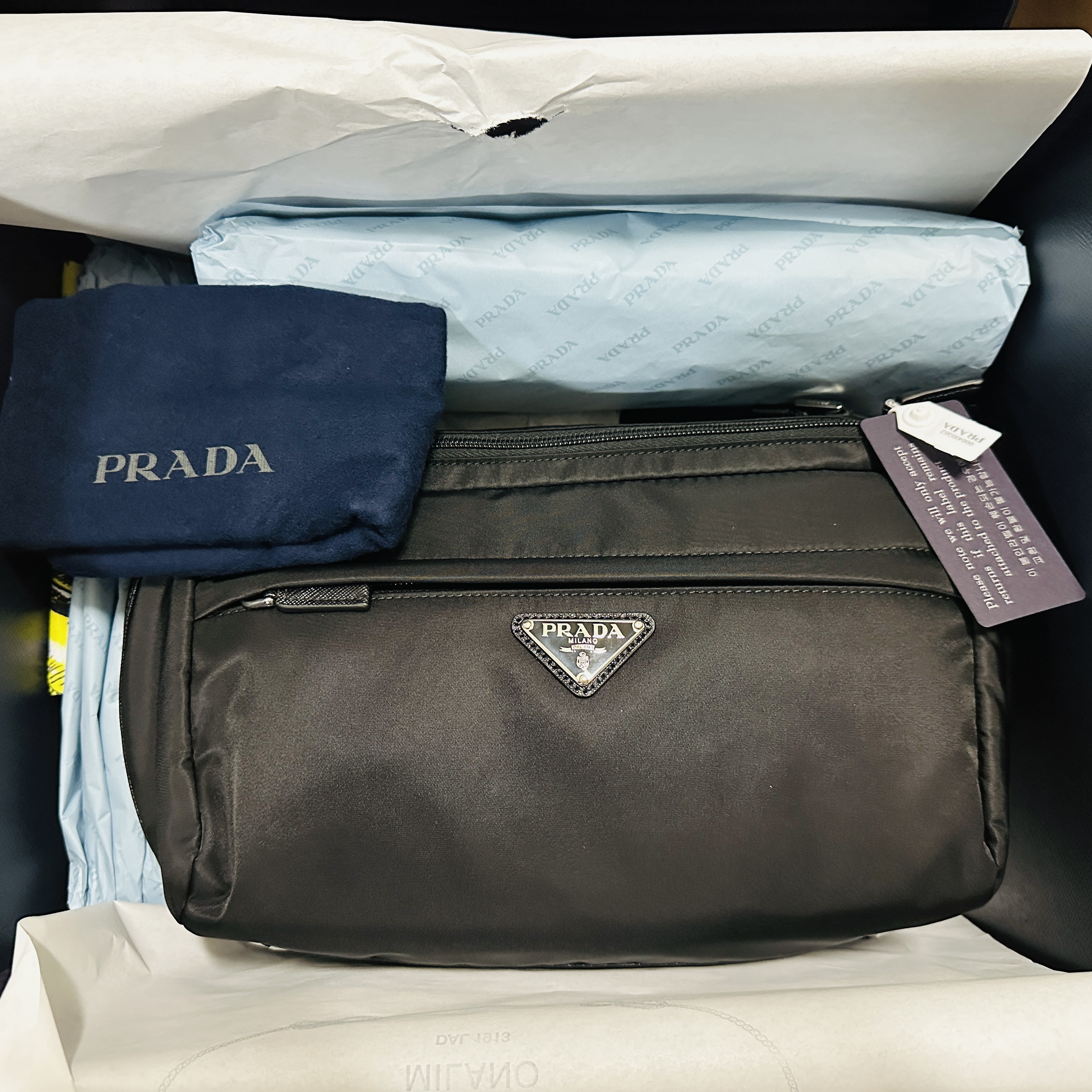 Prada Re-Nylon and Saffiano Leather Shoulder Bag Black 착용 스타일 - 3
