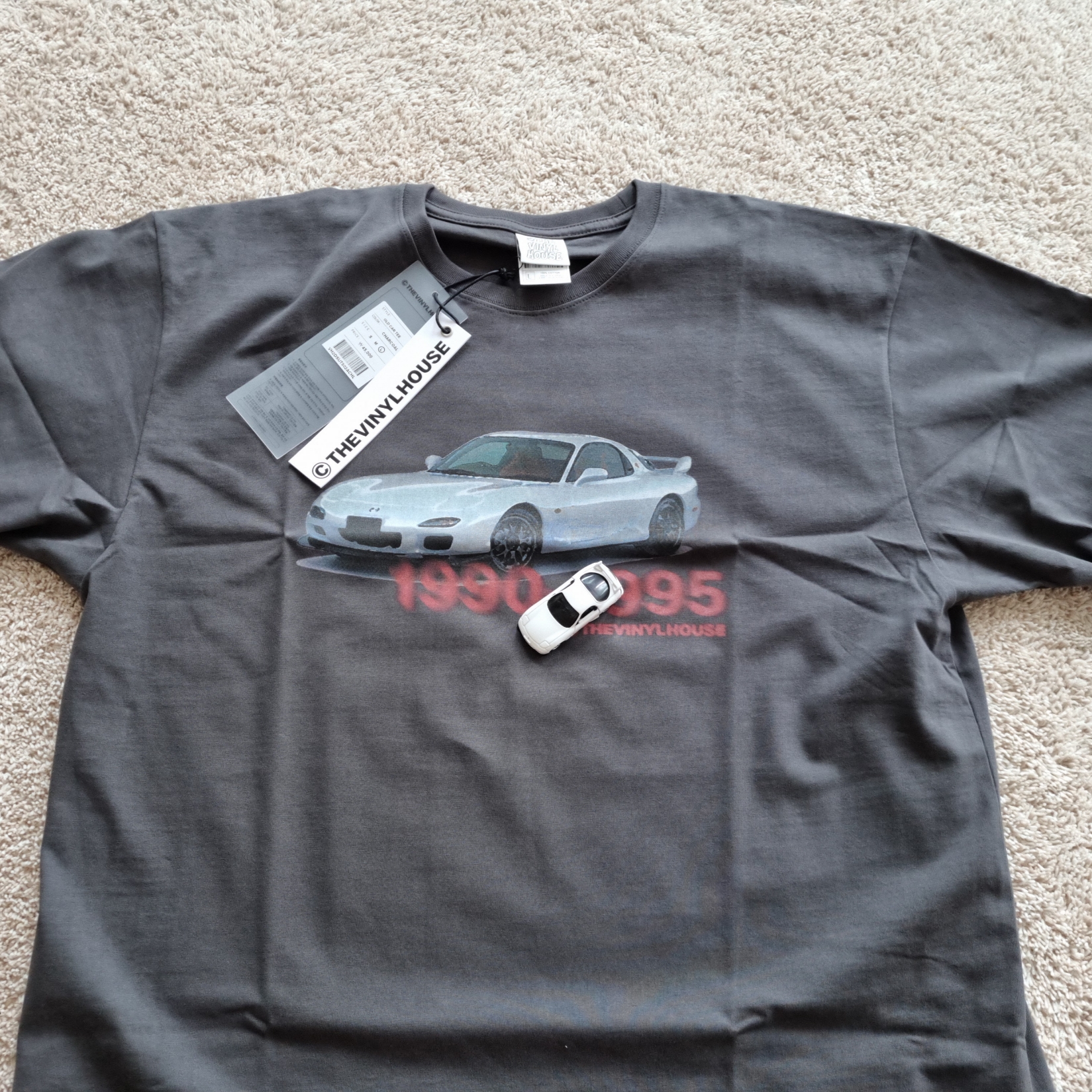Thevinylhouse Old Car T-Shirt Charcoal 착용 스타일 - 1