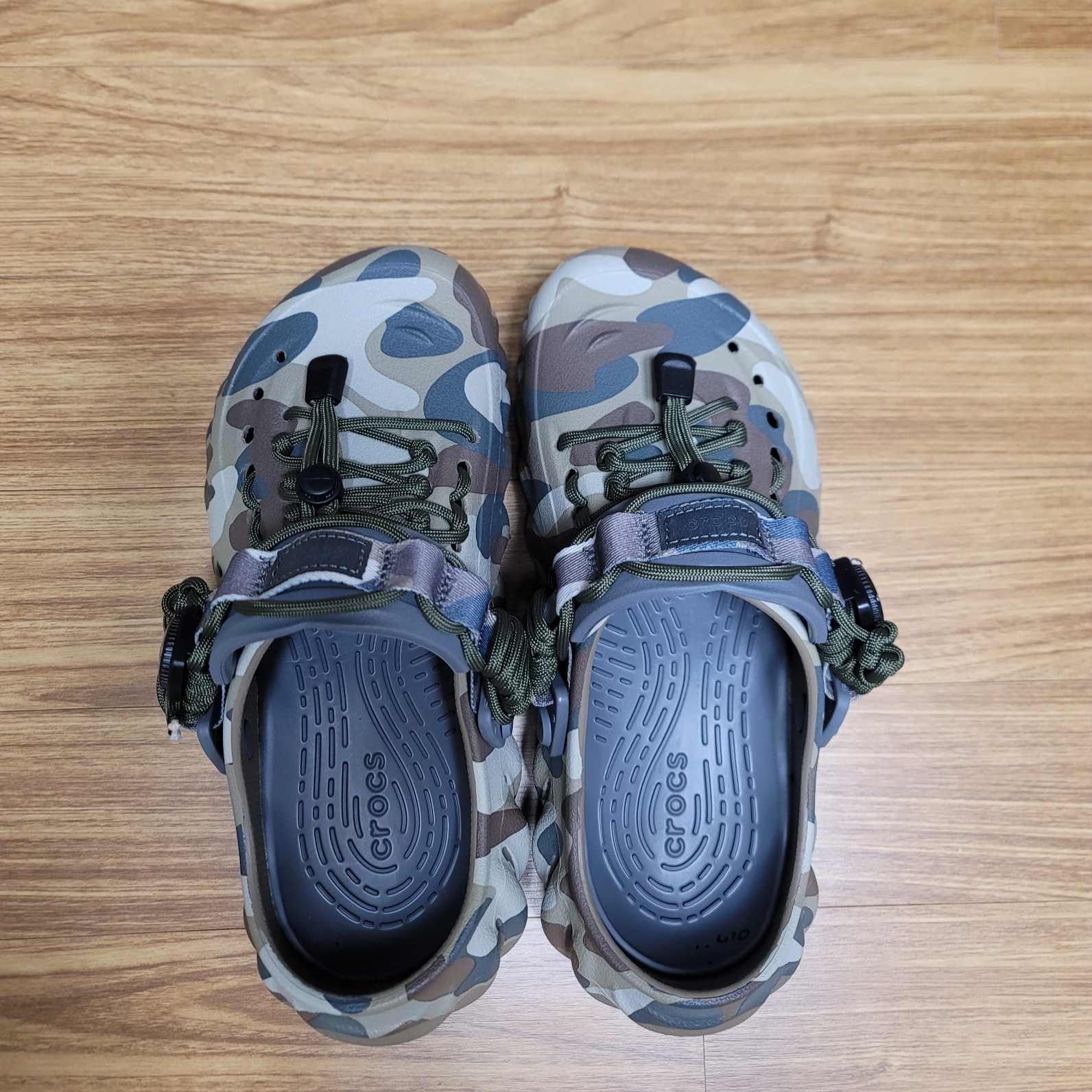 Crocs Echo Redux Clog Camo Charcoal 착용 스타일 - 2