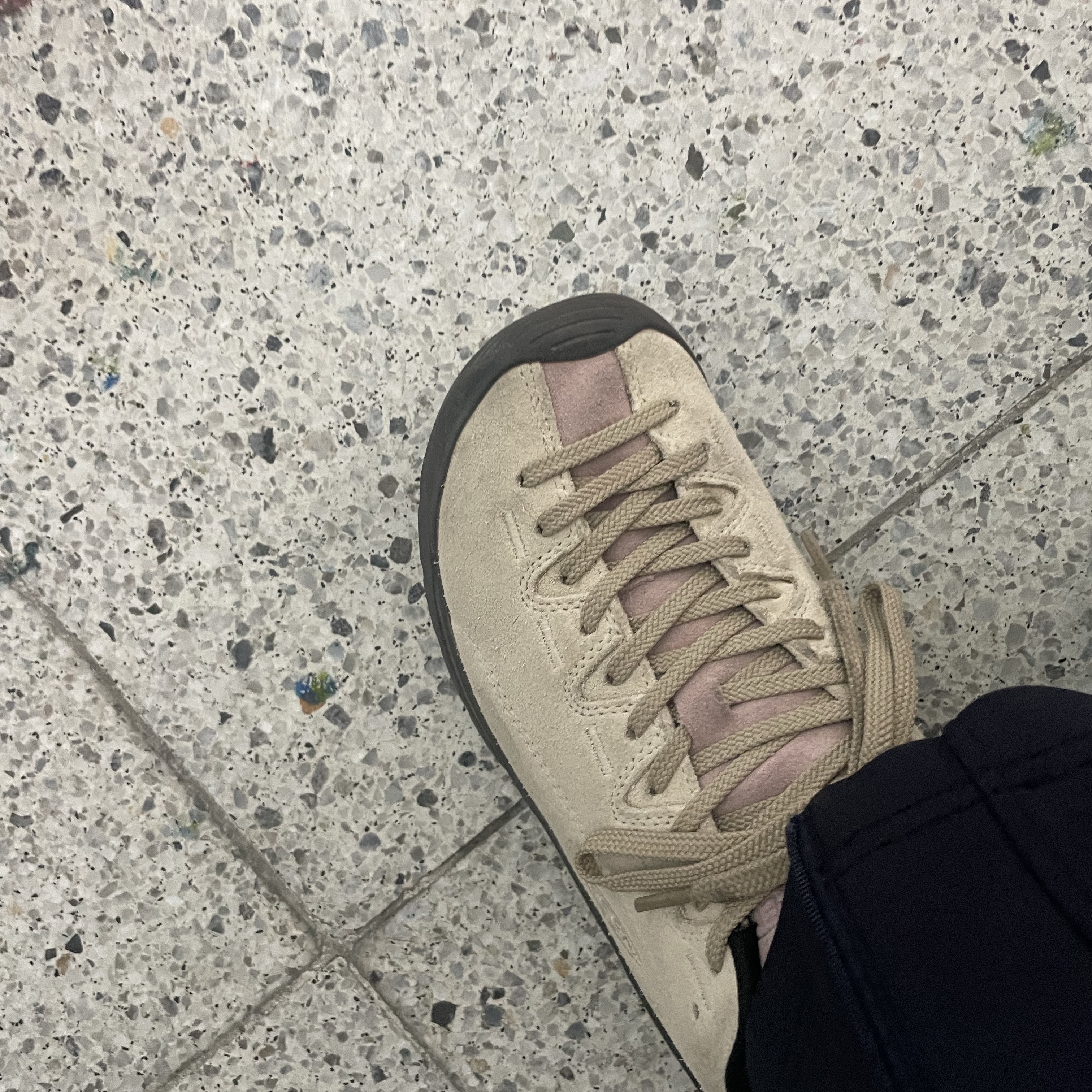 (W) Keen Jasper Suede Sneakers Birch Fawn 착용 스타일