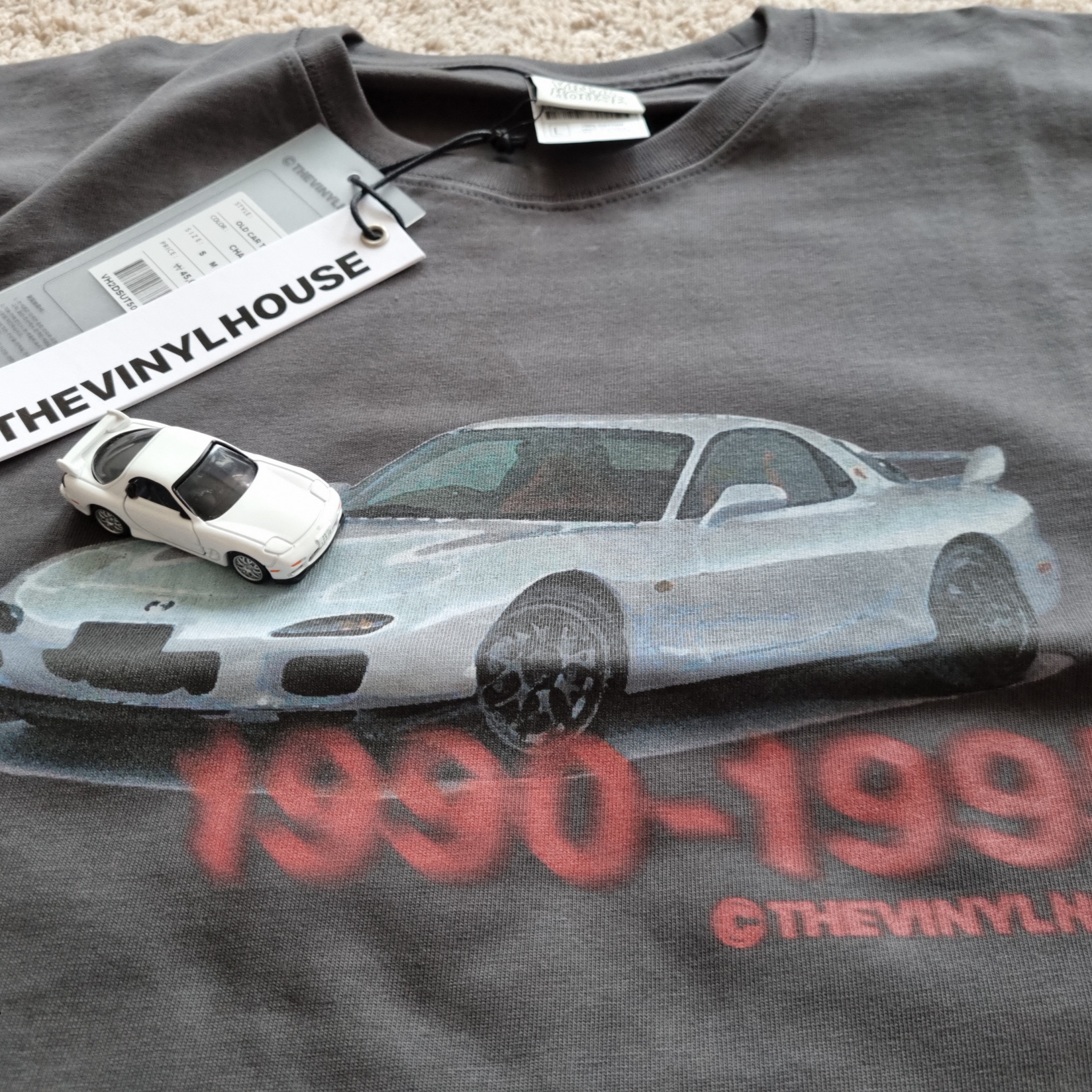 Thevinylhouse Old Car T-Shirt Charcoal 착용 스타일 - 2