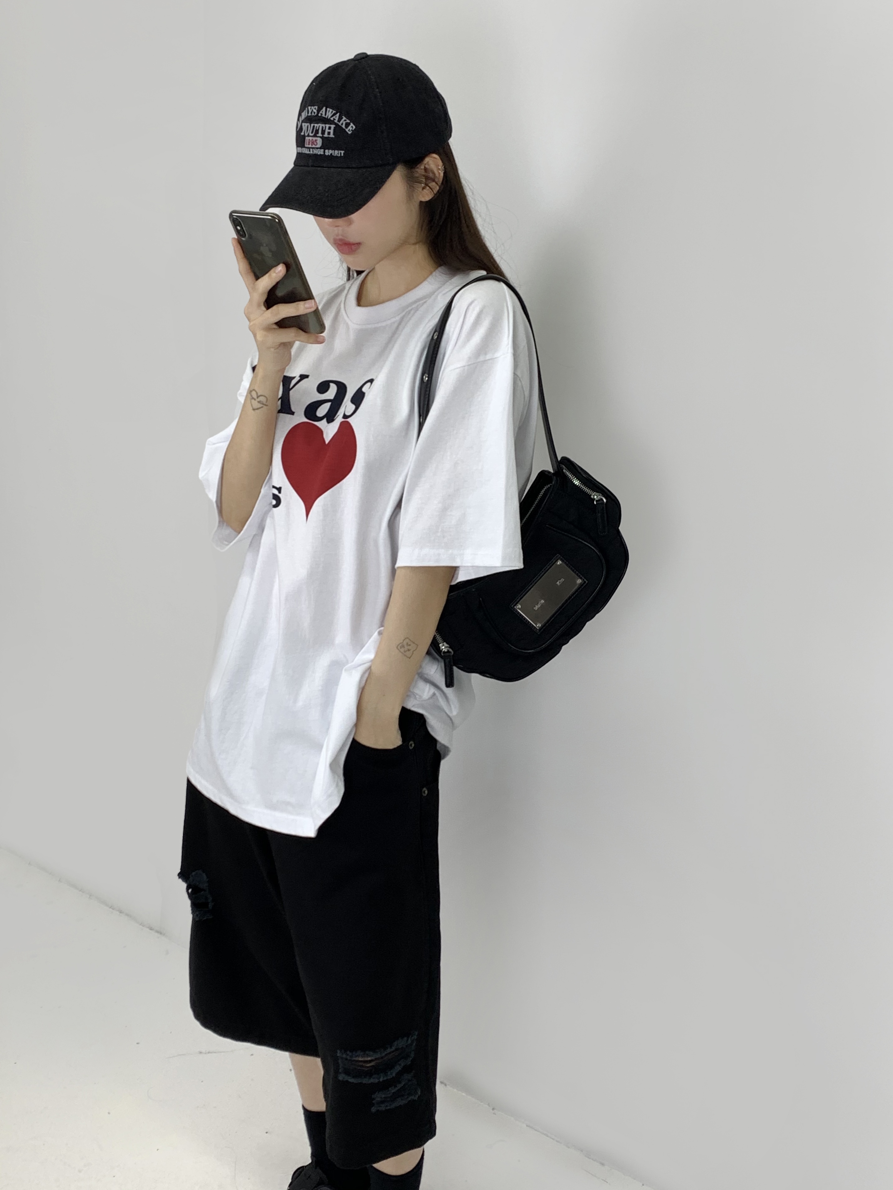 Matin Kim Madeleine Round Bag Black 착용 스타일