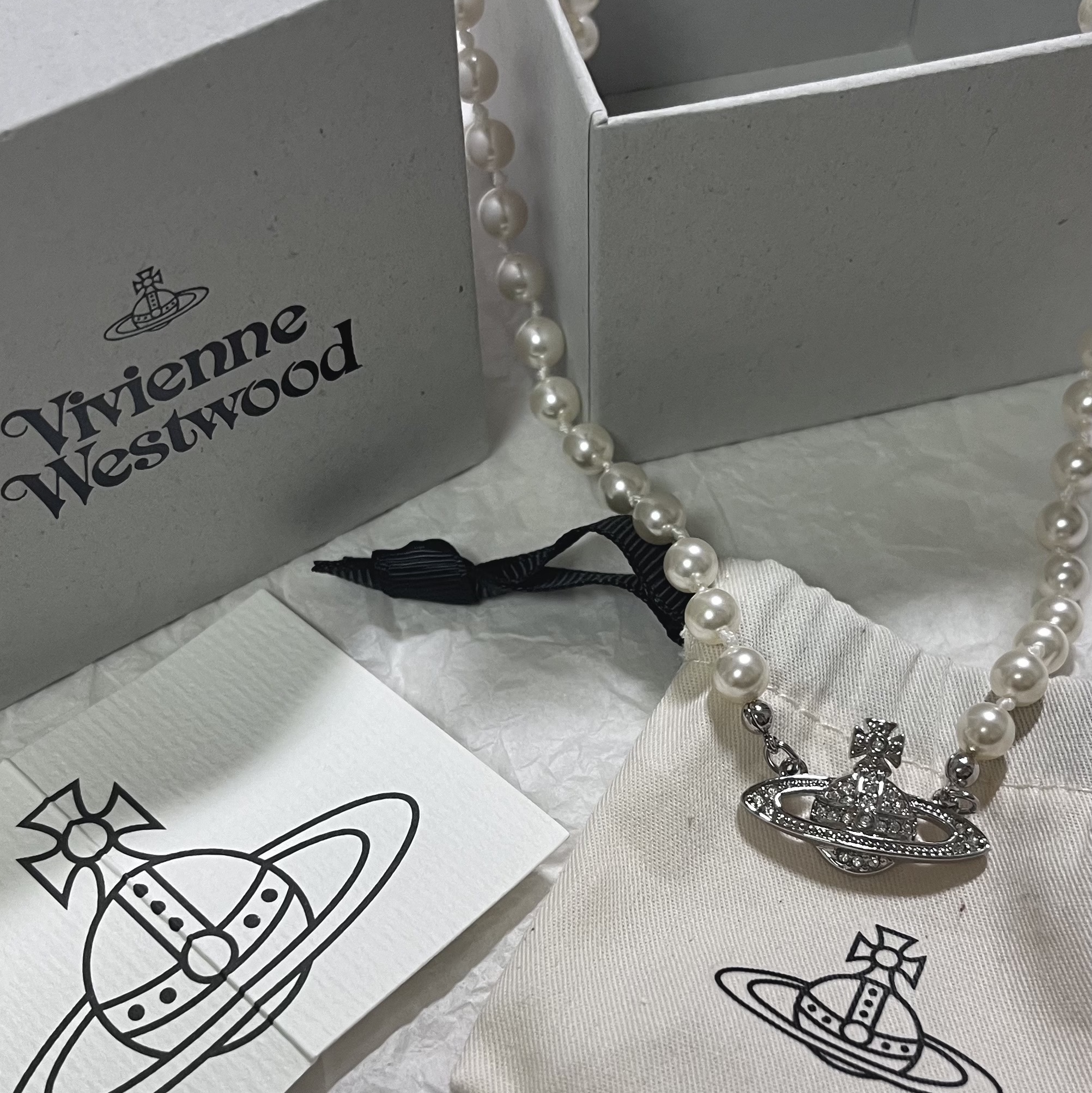 Vivienne Westwood Mini Bas Relief Choker Silver 착용 스타일