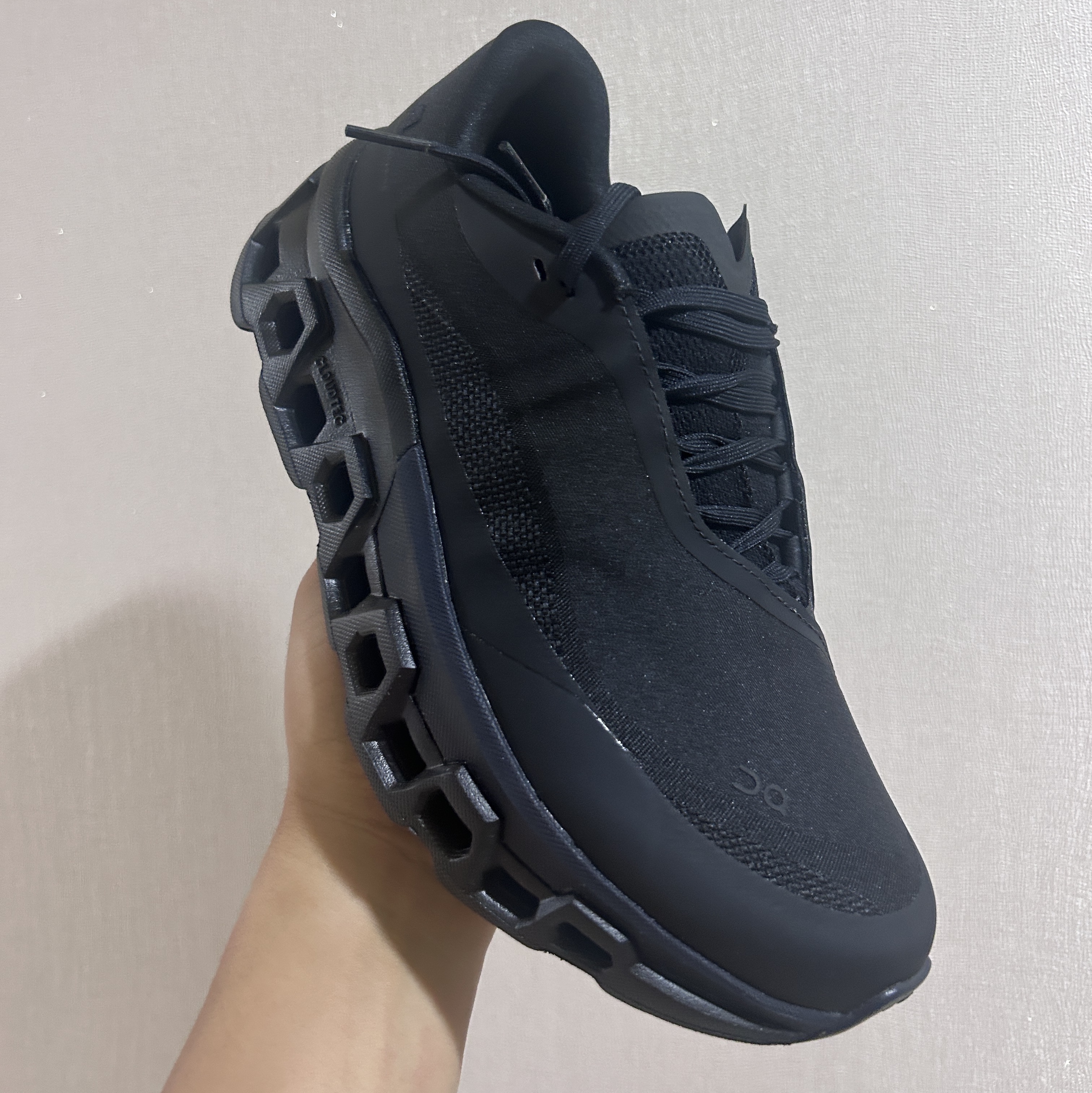 On Running x Post Archive Faction (Paf) Cloudmonster 2 Black Magnet 착용 스타일