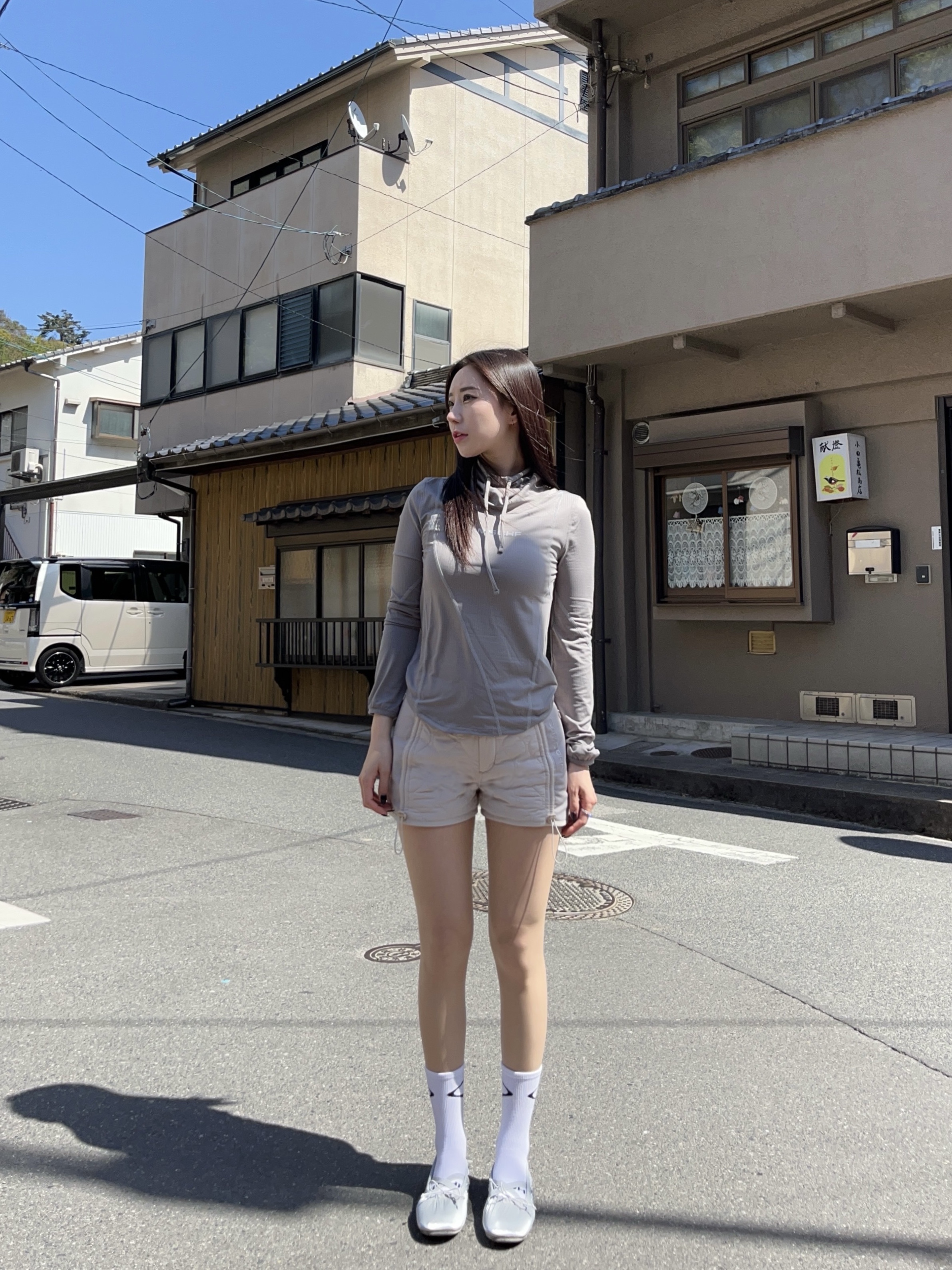 (W) Mischief Draped Turtleneck Top Grey, (W) Mischief Quilted Hooded Jacket Ivory 착용 스타일 - 1