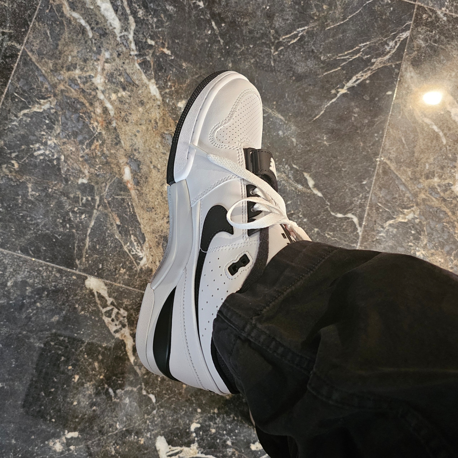 Nike x Billie Eilish Air Alpha Force 88 Black and White 착용 스타일 - 3