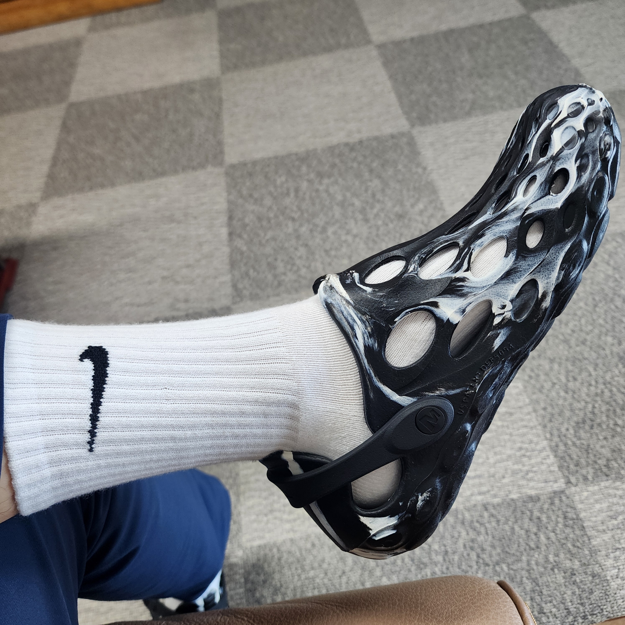 Merrell Hydro Moc Black White, Nike Everyday Lightweight Training Crew Socks White (3 Pack/Korean Ver.) 착용 스타일