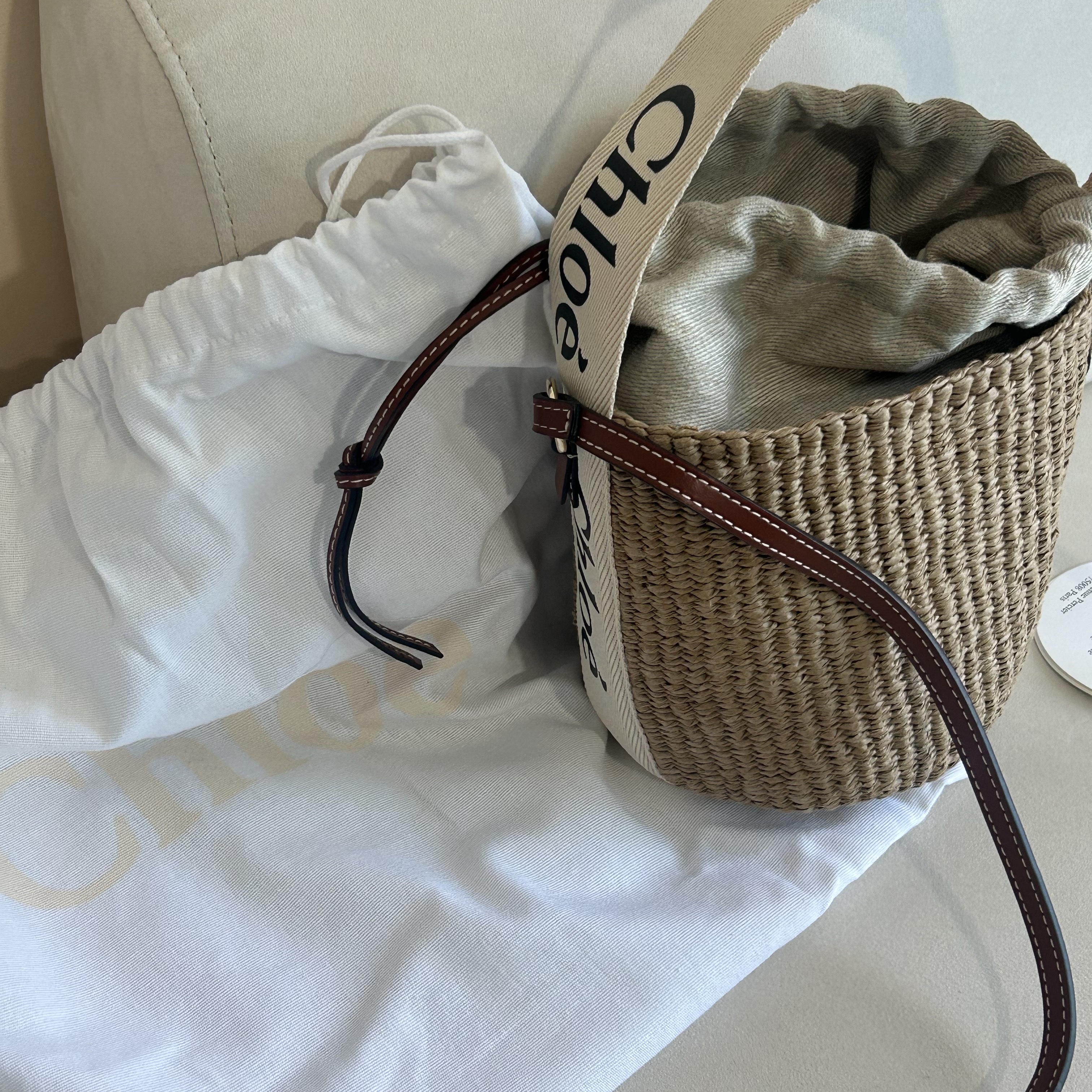 Chloe Small Woody Basket White 착용 스타일