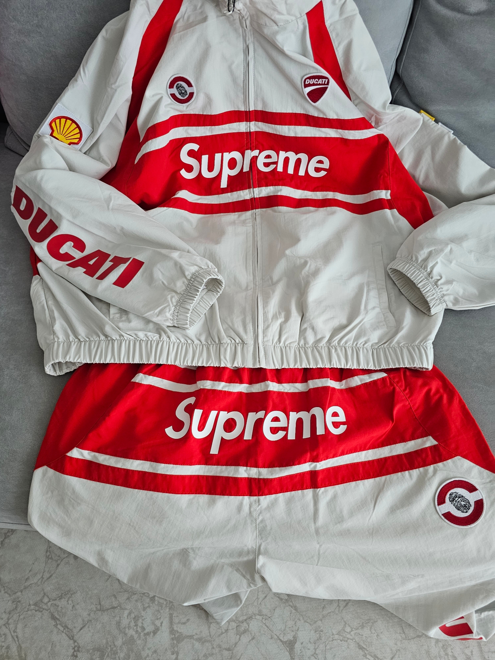 Supreme x Ducati Track Jacket Light Grey - 24SS, Supreme x Ducati Track Pants Light Grey - 24SS 착용 스타일 - 6