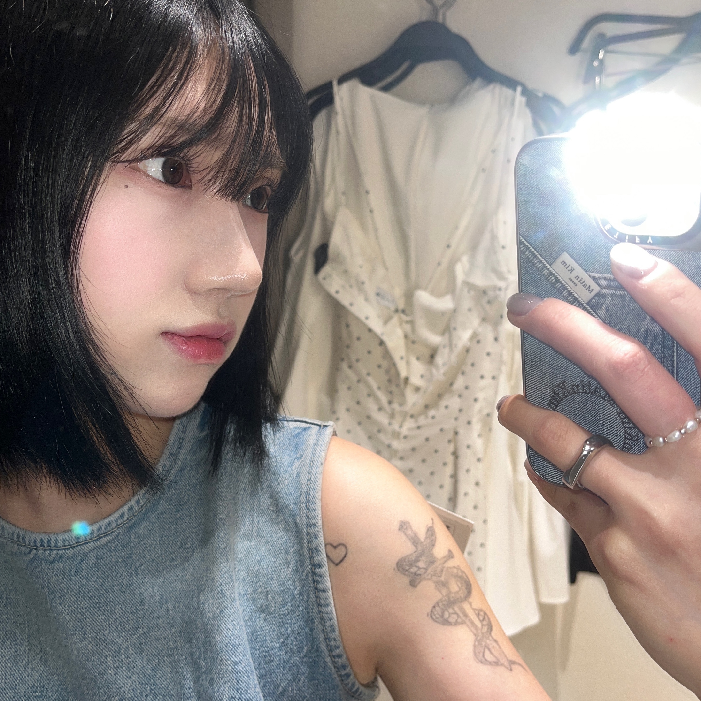 Casetify x Matin Kim iPhone Denim Pocket Magsafe Mirror Case Silver, Open Yy x Hello Kitty T-Shirt White 착용 스타일 - 1