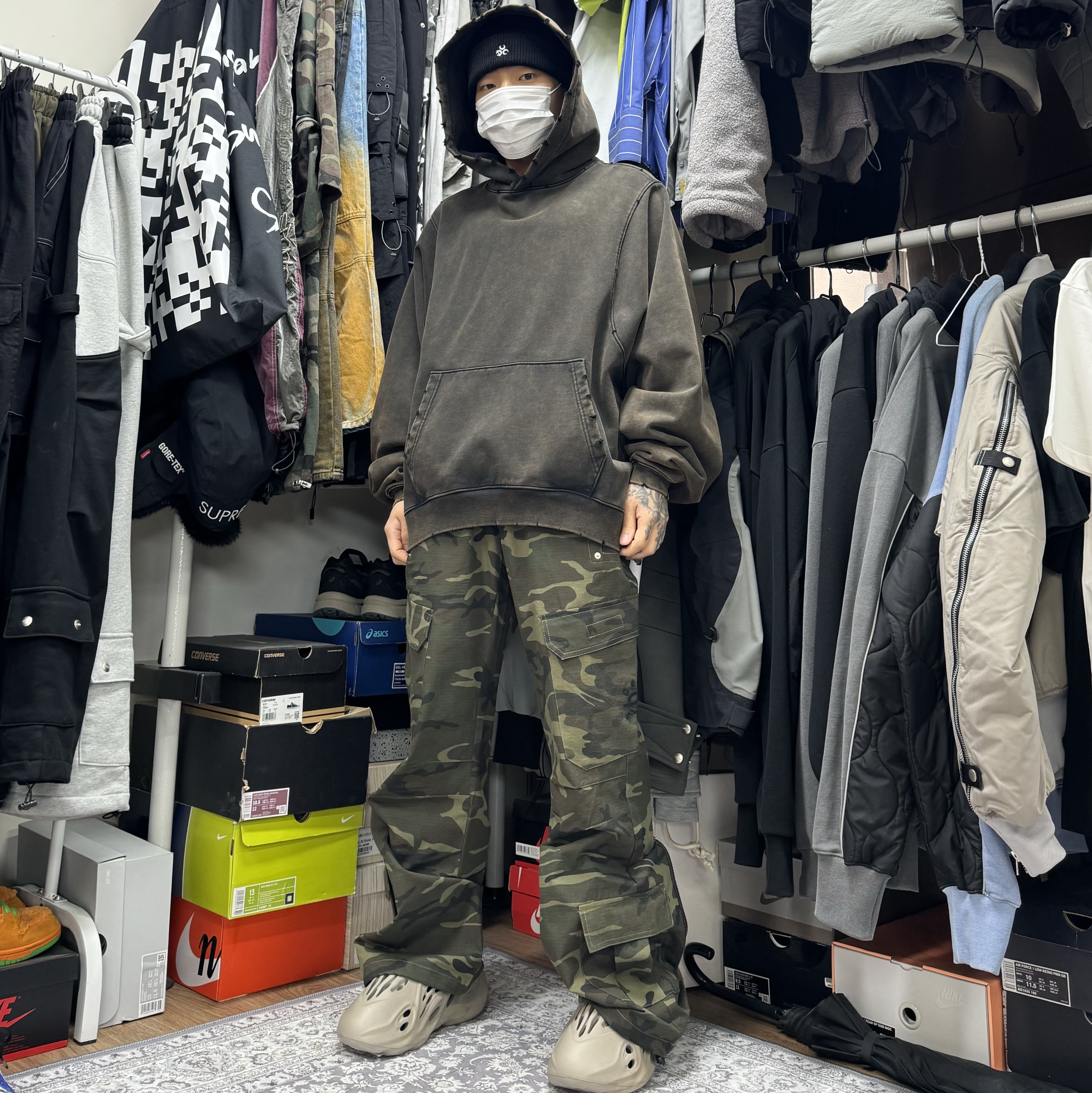 Adidas Yeezy Foam RNNR Stone Sage 착용 스타일 - 2