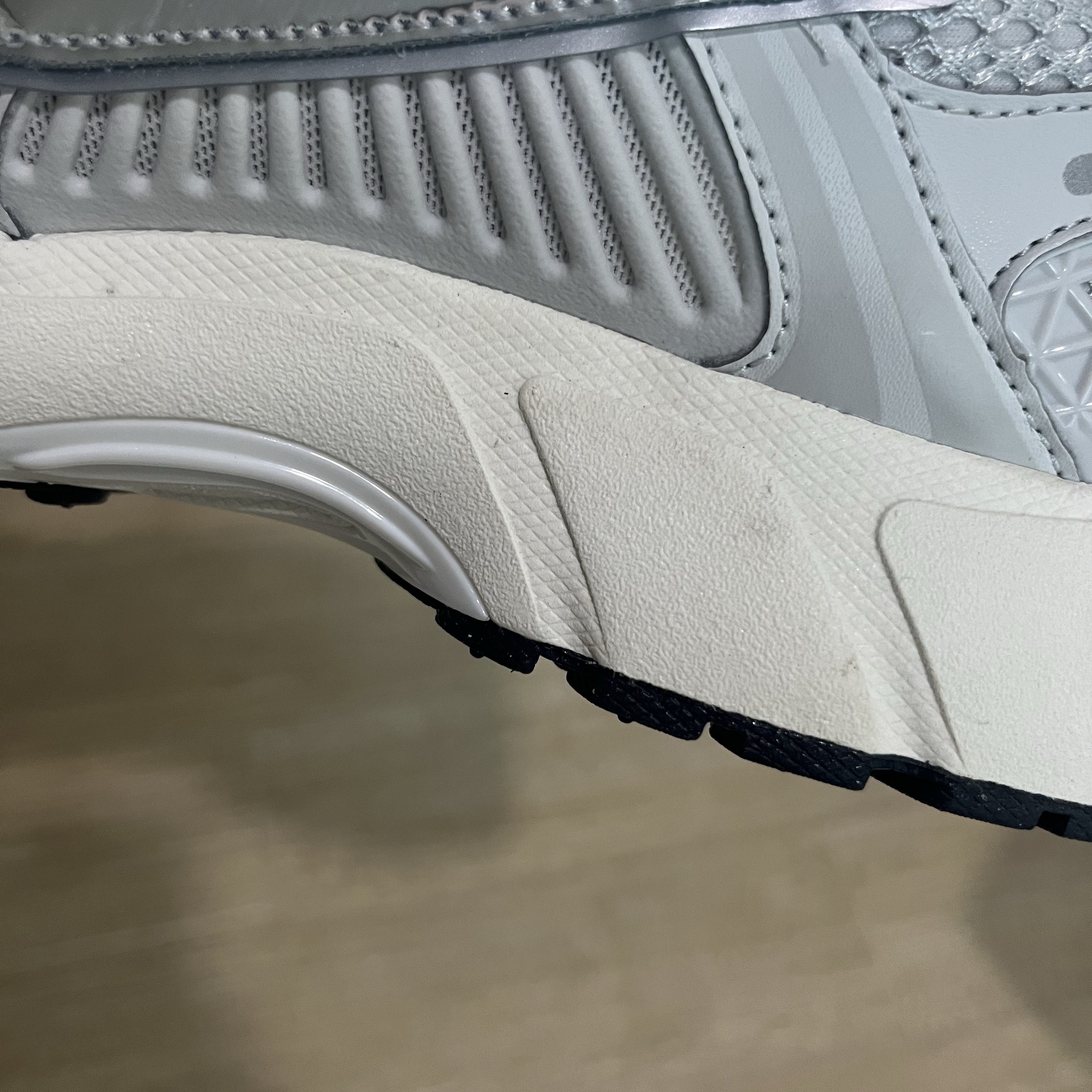 Nike Zoom Vomero 5 Photon Dust Gridiron 착용 스타일 - 3