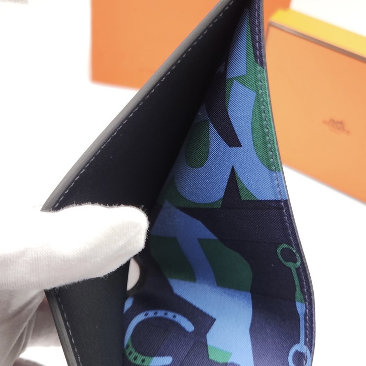 Hermes Citizen Twill Compact Card Holder Swift & Noir Bleu Saphir 착용 스타일 - 2