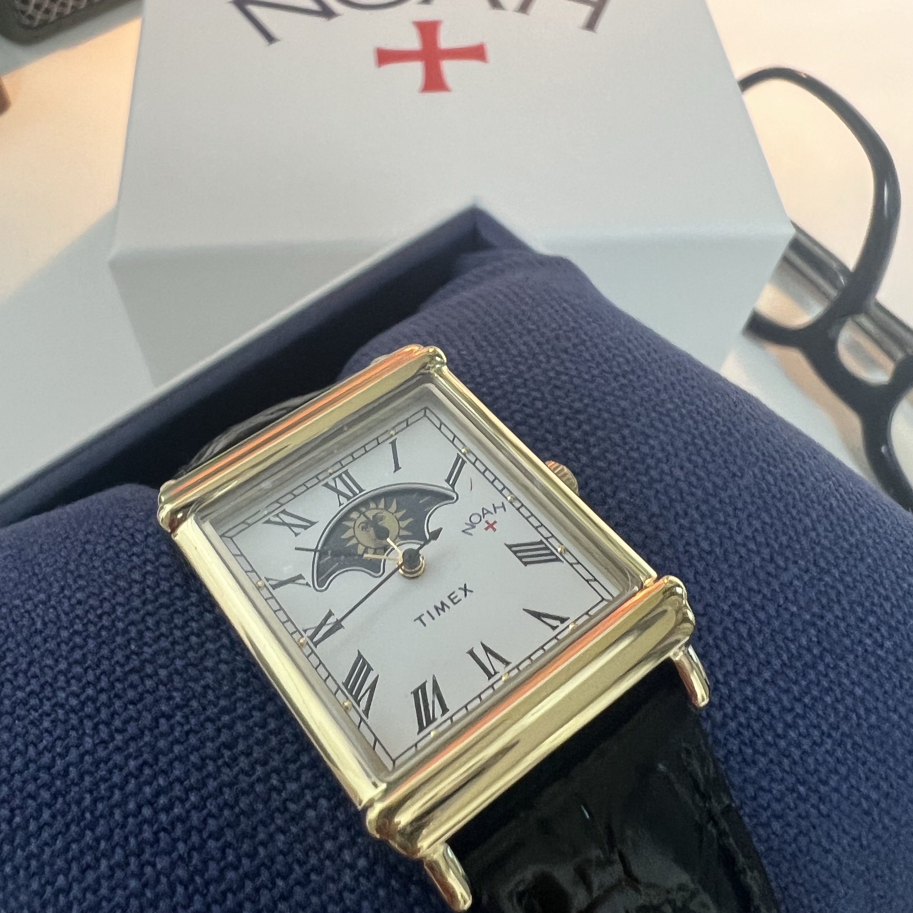 Timex x Noah Sun and Moon Watch Black Gold 착용 스타일 - 2
