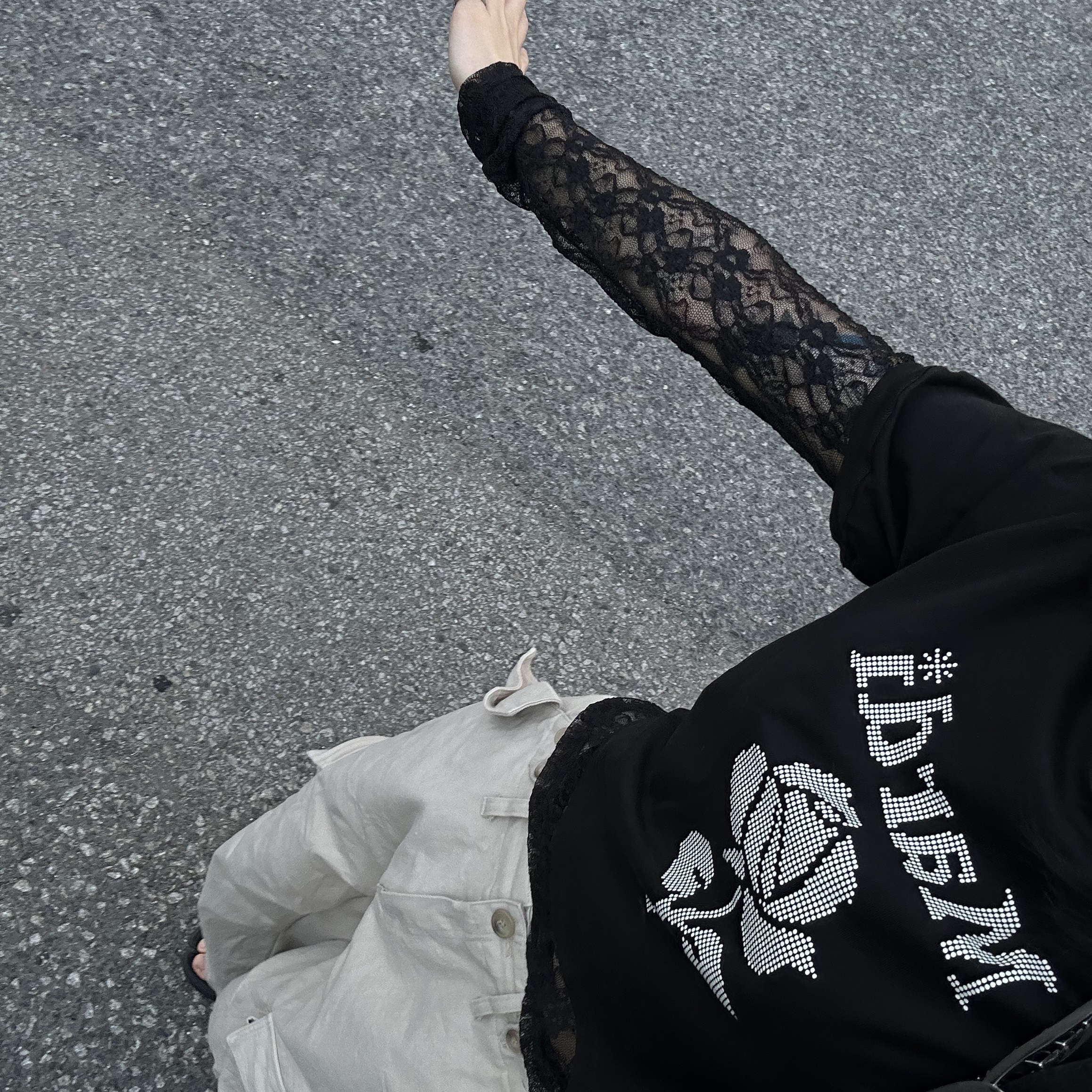 Mardi X Nardis Rose T Shirt Tight Fit Black 착용 스타일 - 2