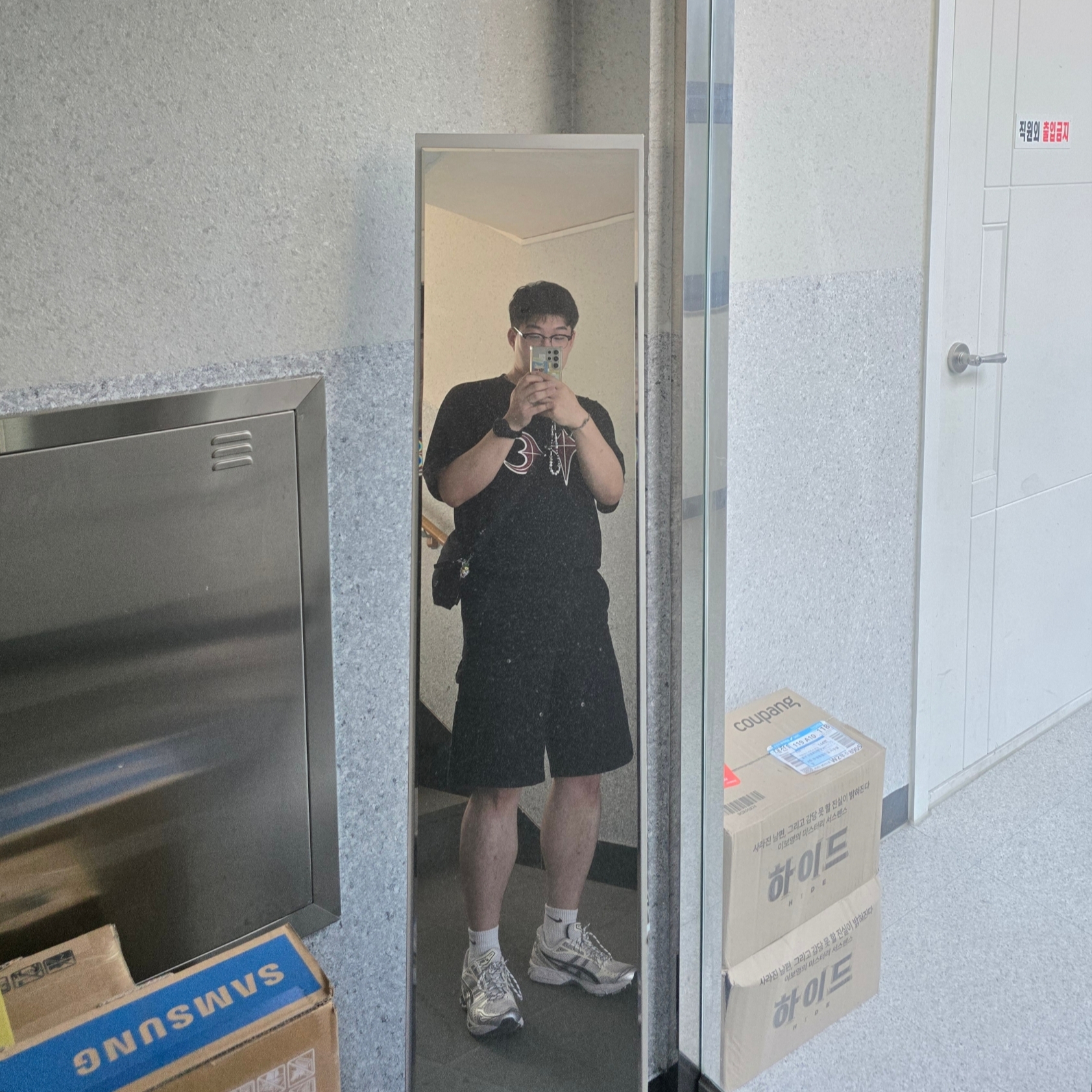 (W) Asics Gel-Kayano 14 White Midnight, Thug Club Rock T-Shirt Black 착용 스타일