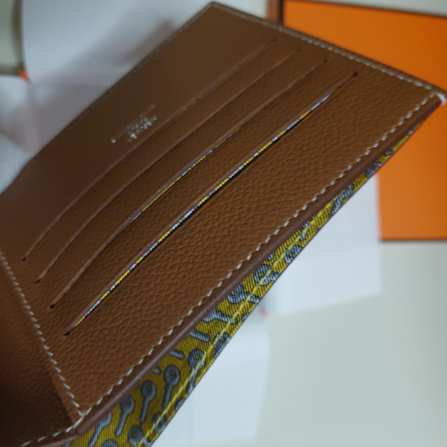 Hermes Citizen Twill Compact Card Holder Evercolor & Gold Sun 착용 스타일