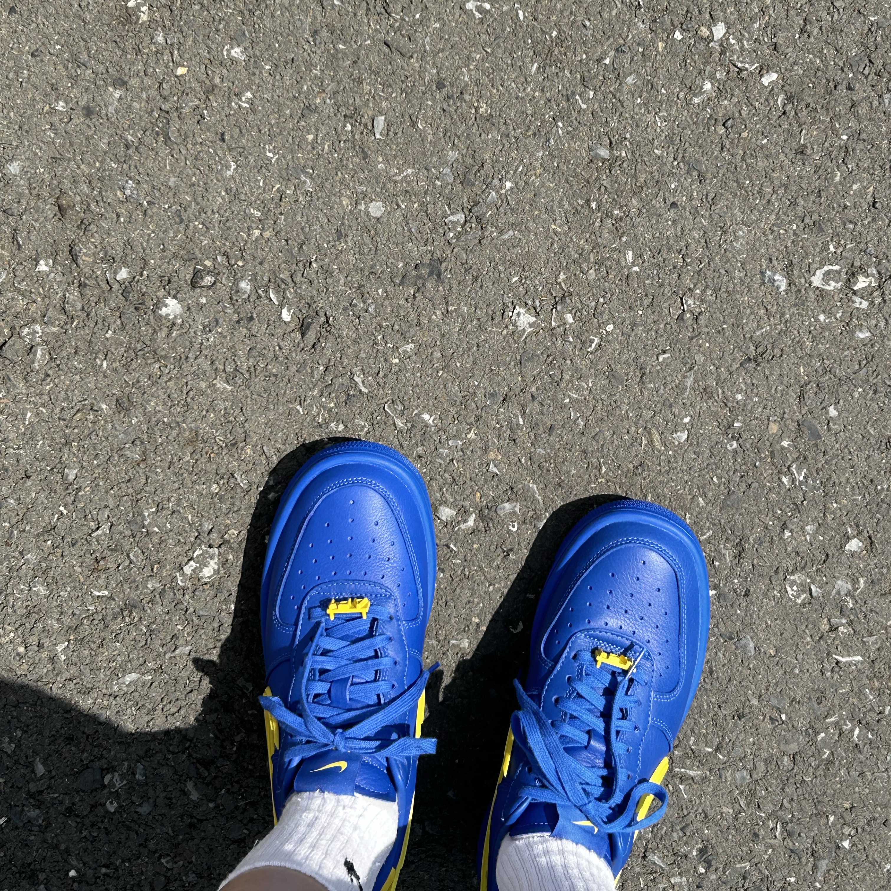 Nike x Ambush Air Force 1 Low SP Game Royal and Vivid Sulfur 착용 스타일 - 2