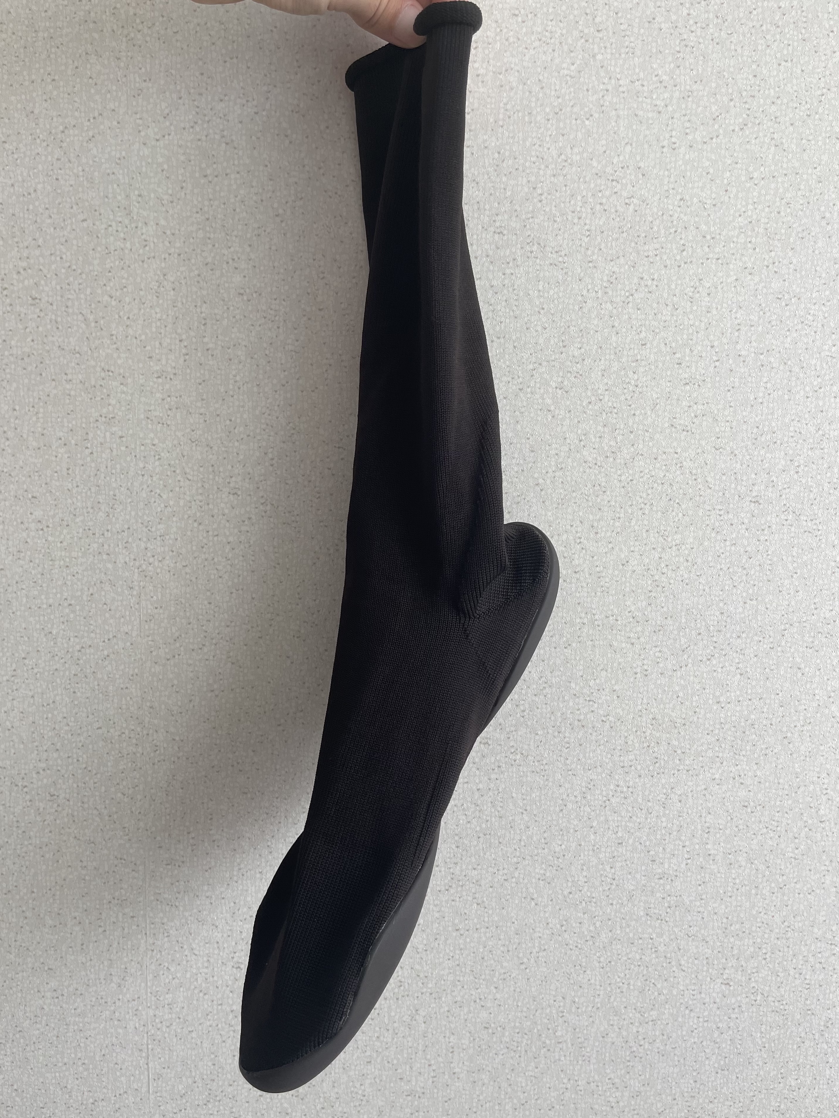 Yeezy YZY Pods Black 착용 스타일