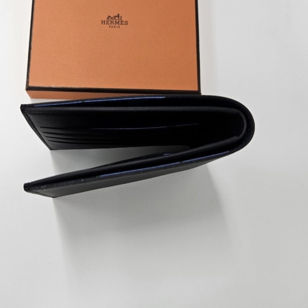 Hermes Citizen Twill Compact Card Holder Swift & Noir Bleu Saphir 착용 스타일 - 1