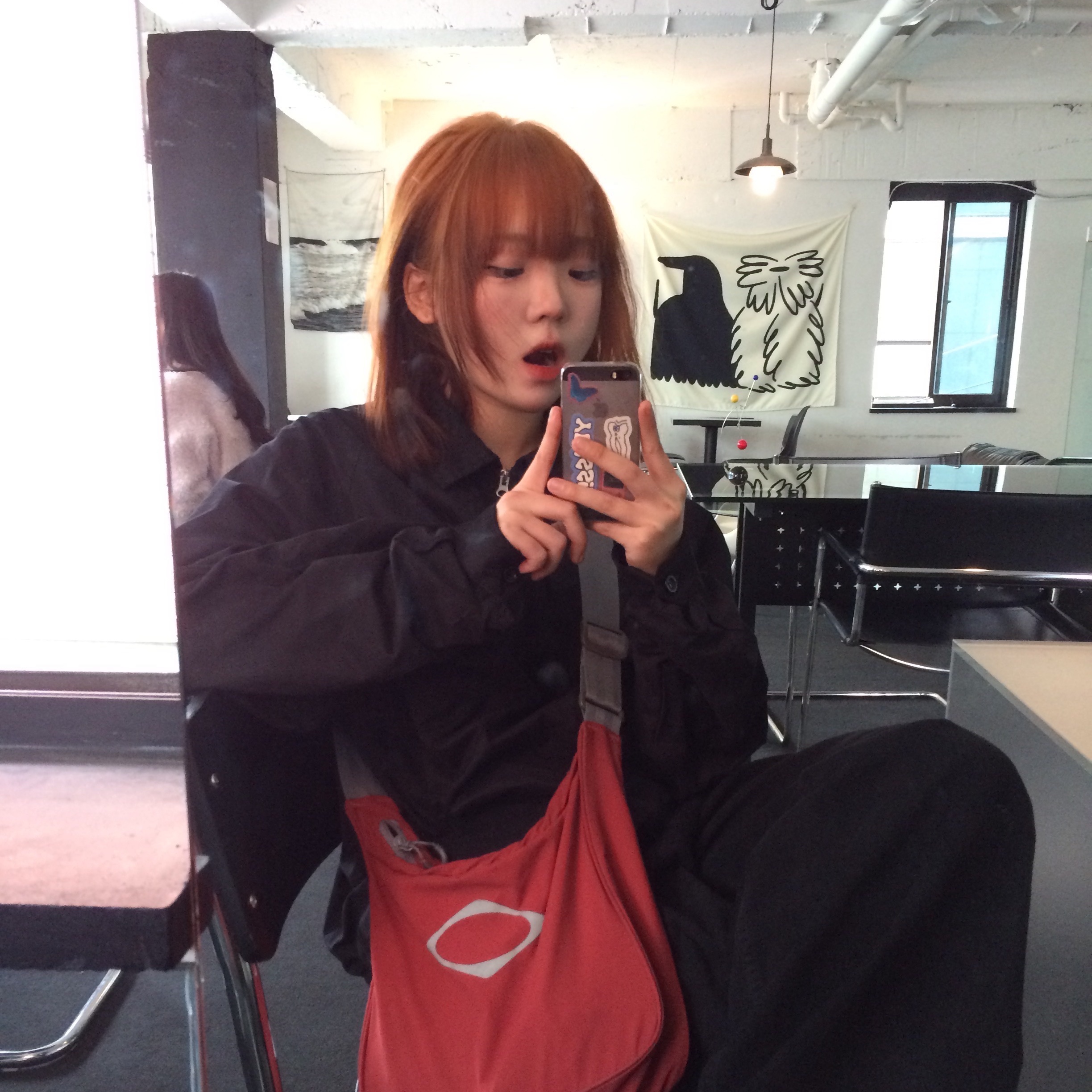 Mischief Rhombus Light Weight Cross Bag Brick Red - The Hyundai Seoul Exclusive 착용 스타일 - 1