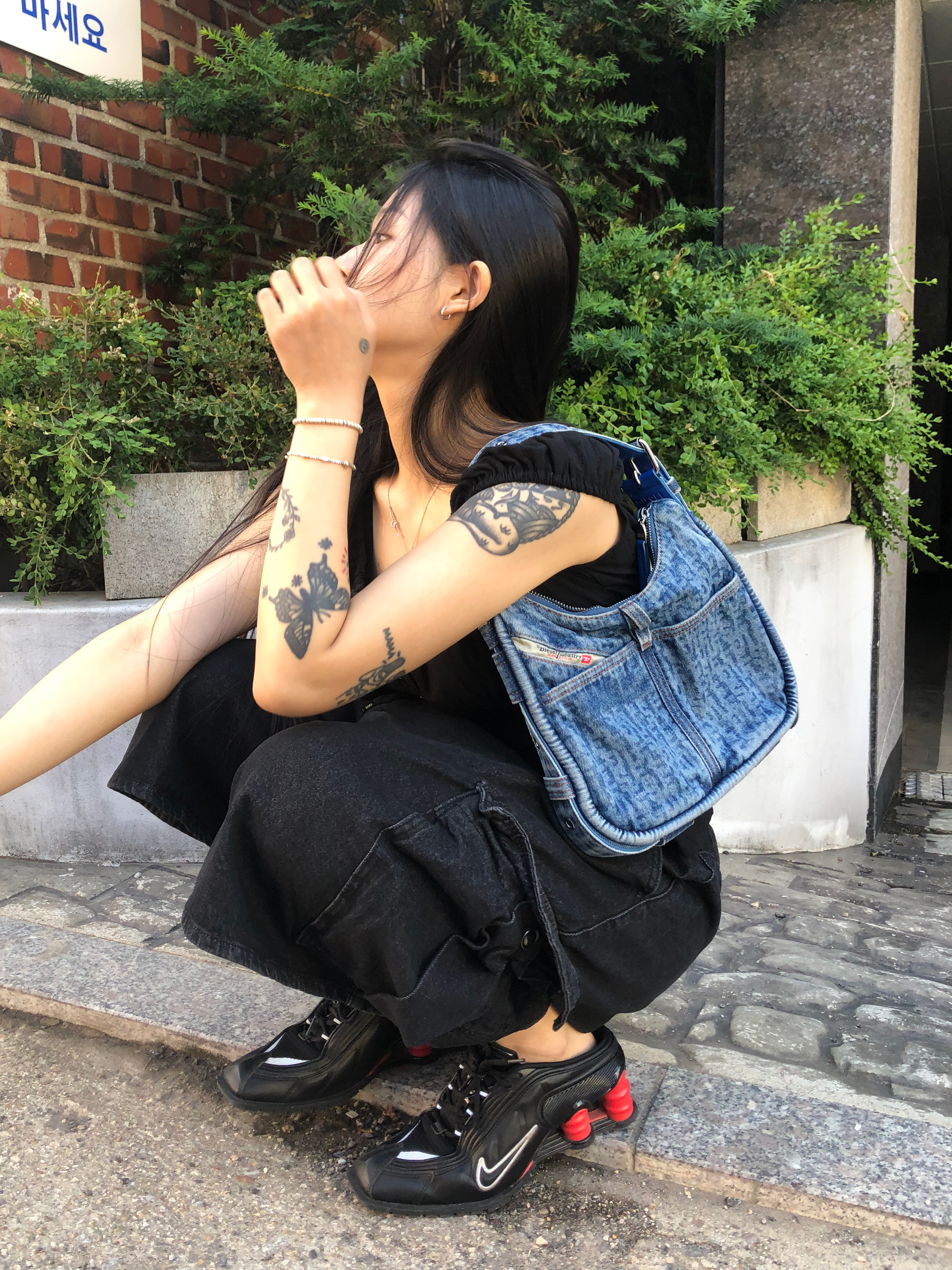Nike x Martine Rose Shox MR4 Black, Diesel Ile Hobo Bag in Monogram Denim Blue 착용 스타일 - 2