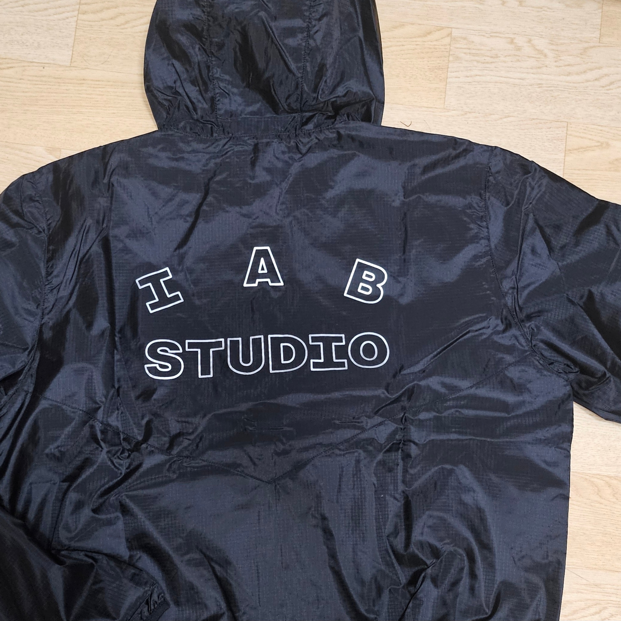 IAB Studio Ripstop Wind Jacket Black 착용 스타일