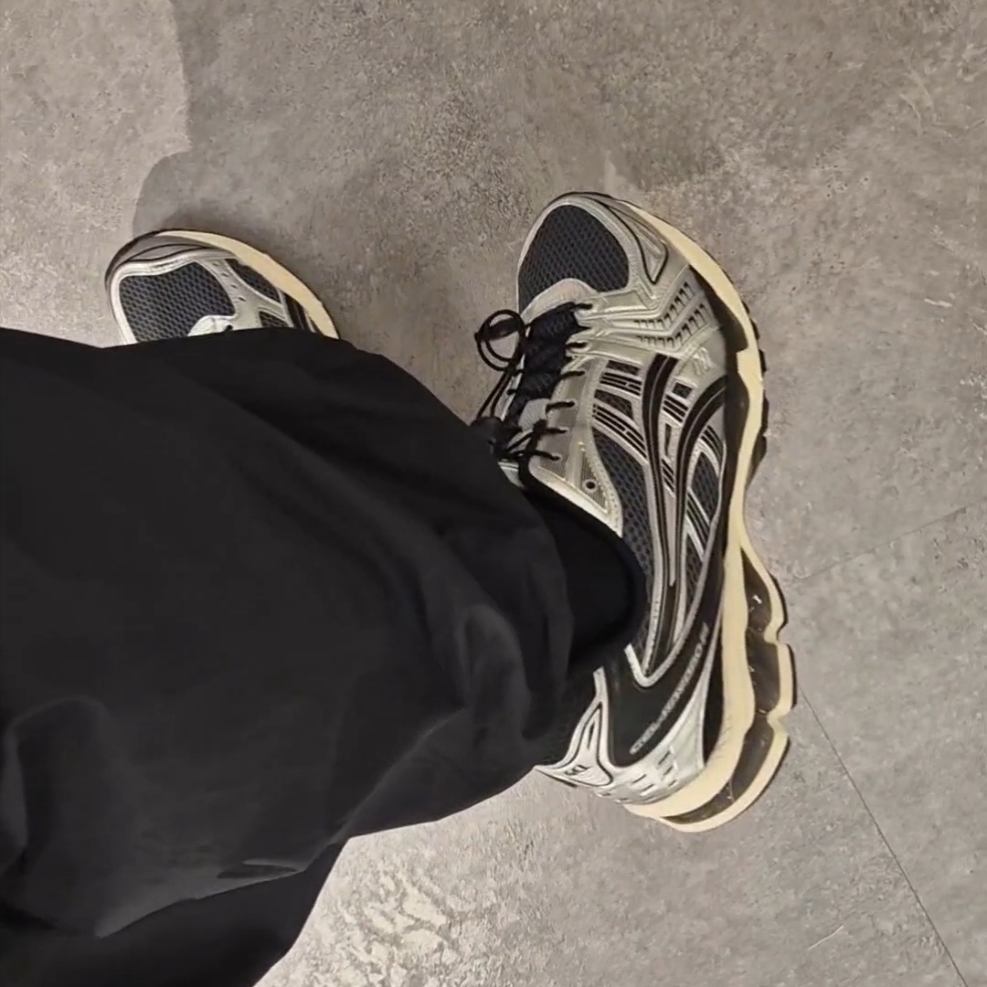 Asics Unlimited Gel-Kayano 14 Carrier Grey Black 착용 스타일 - 2