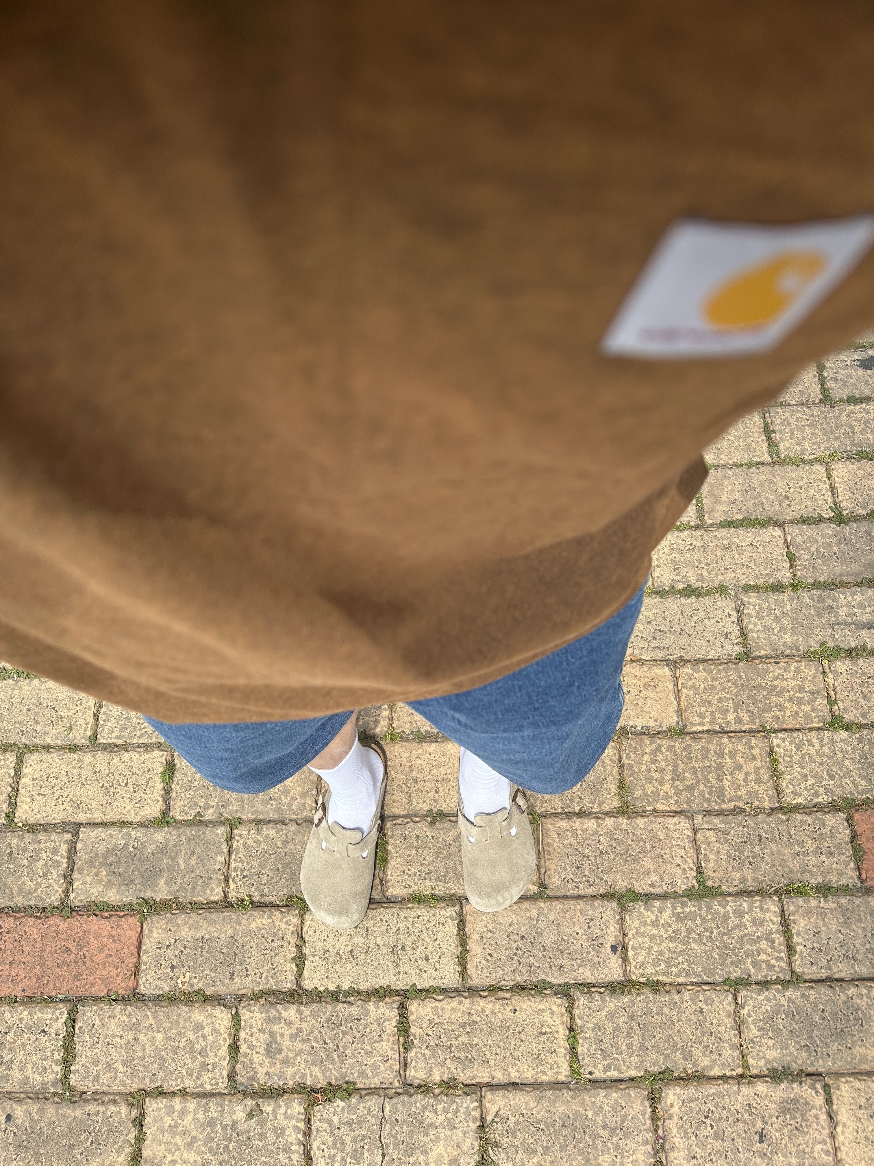 Carhartt Loose Fit Heavyweight Regular Short Sleeve Pocket T-Shirt Oiled Walnut Heather, Birkenstock Boston Soft Footbed Taupe - Regular 착용 스타일 - 2