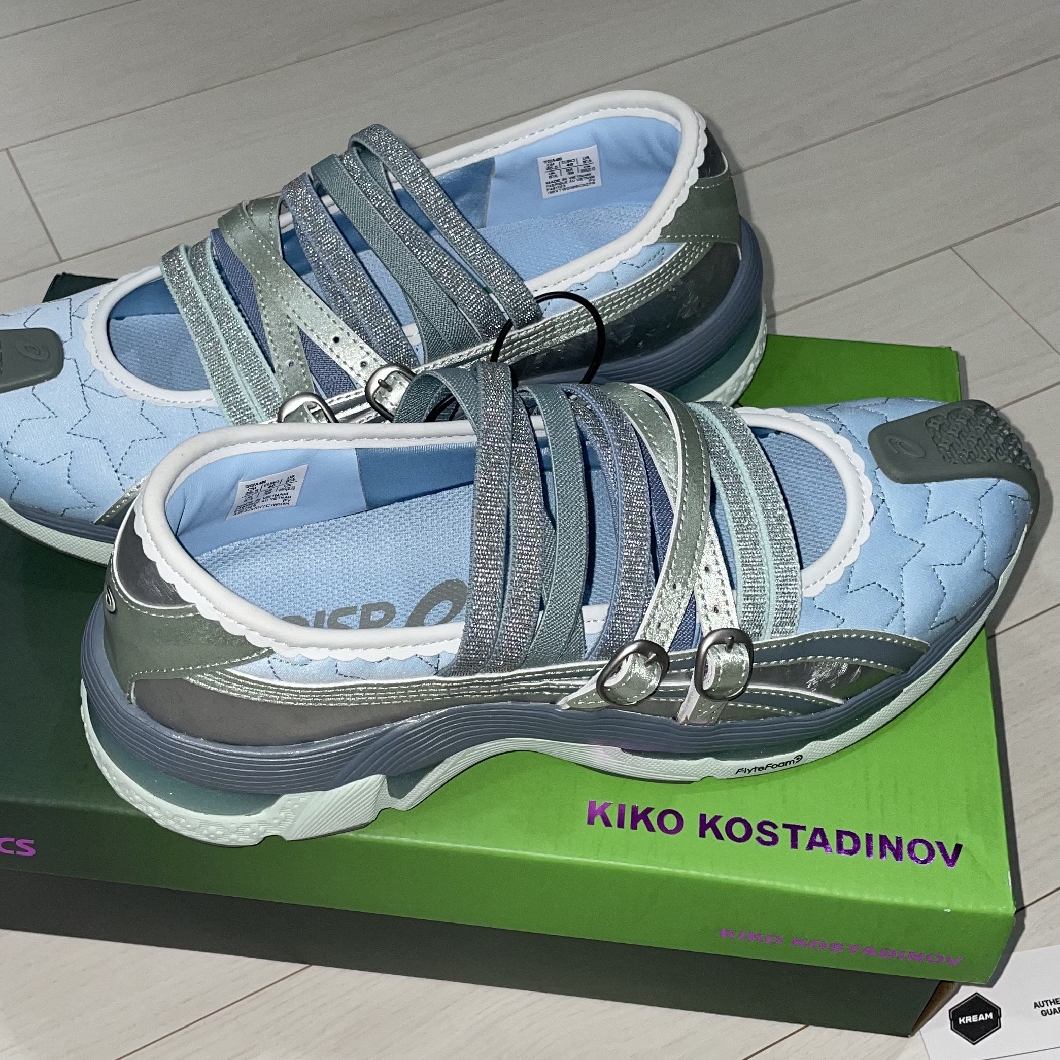 (W) Asics x Kiko Kostadinov x Heaven by Marc Jacobs Gel-Lokros Faded Denim Pale Aqua 착용 스타일 - 2