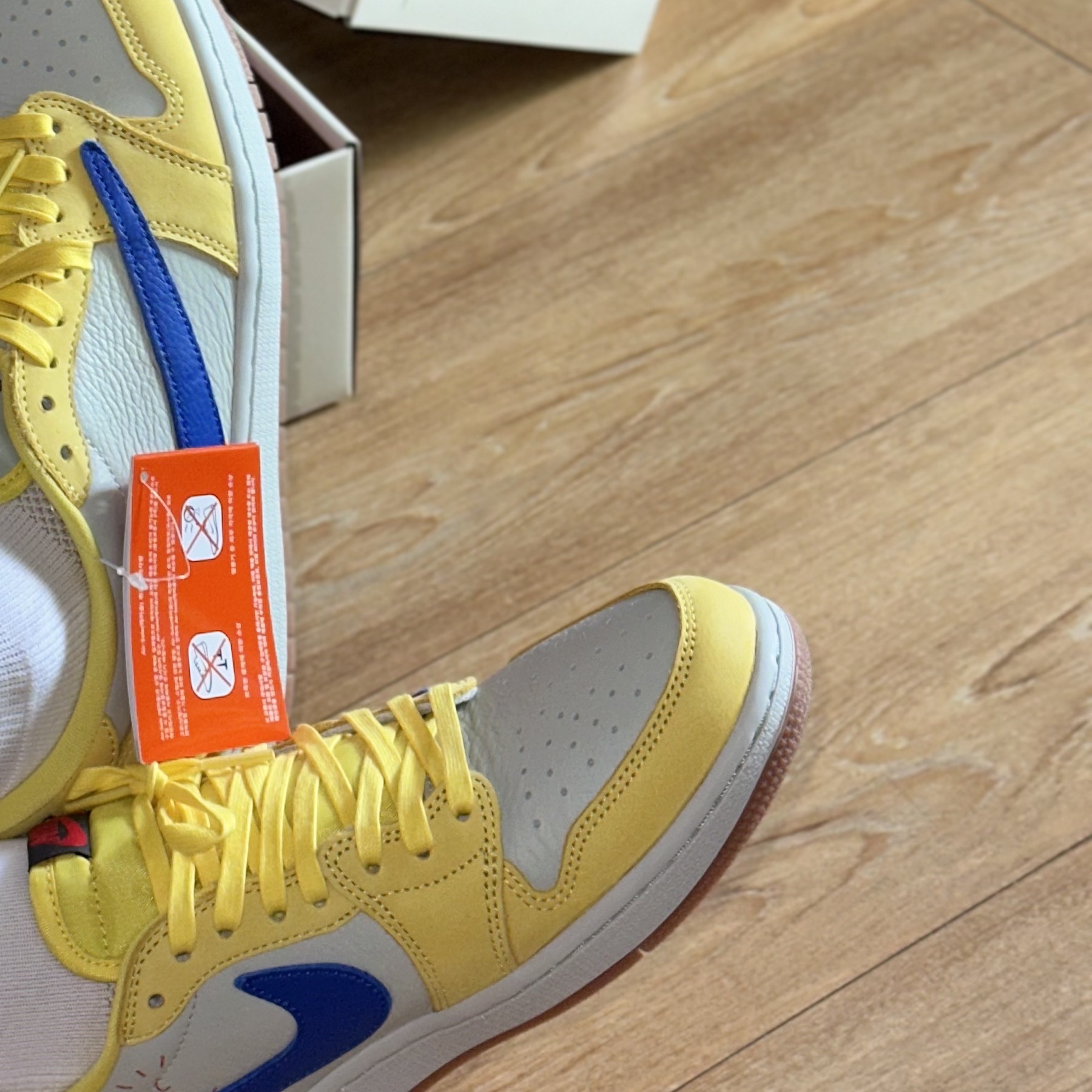 (W) Jordan 1 x Travis Scott Retro Low OG SP Canary 착용 스타일 - 4