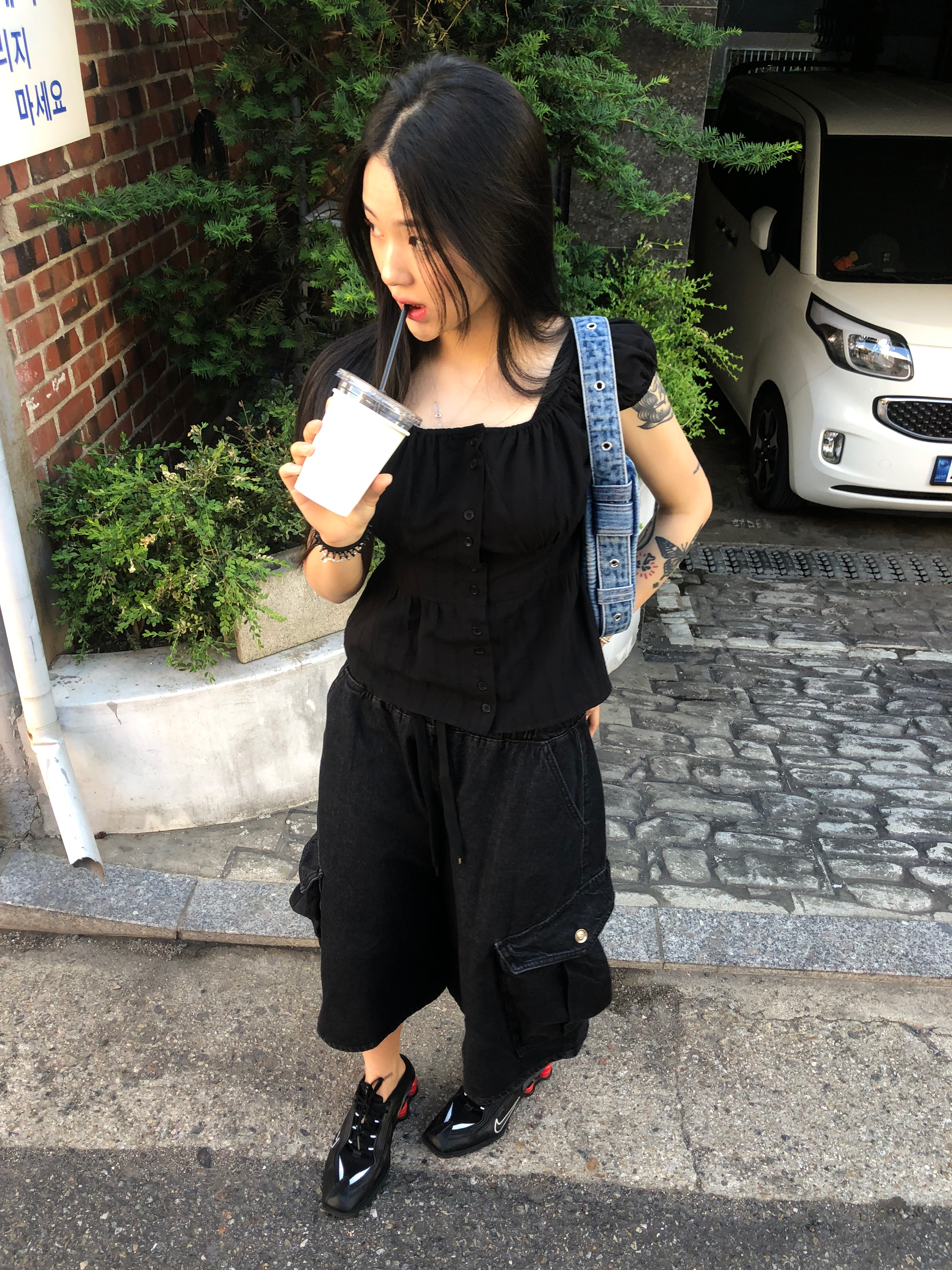 Nike x Martine Rose Shox MR4 Black, Diesel Ile Hobo Bag in Monogram Denim Blue 착용 스타일 - 1